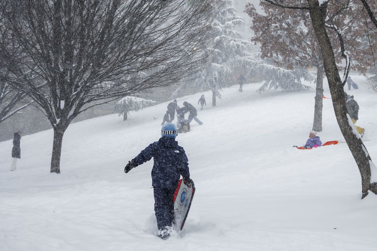 Las gélidas y blancas imágenes que deja la tormenta monstruosa en los EEUU