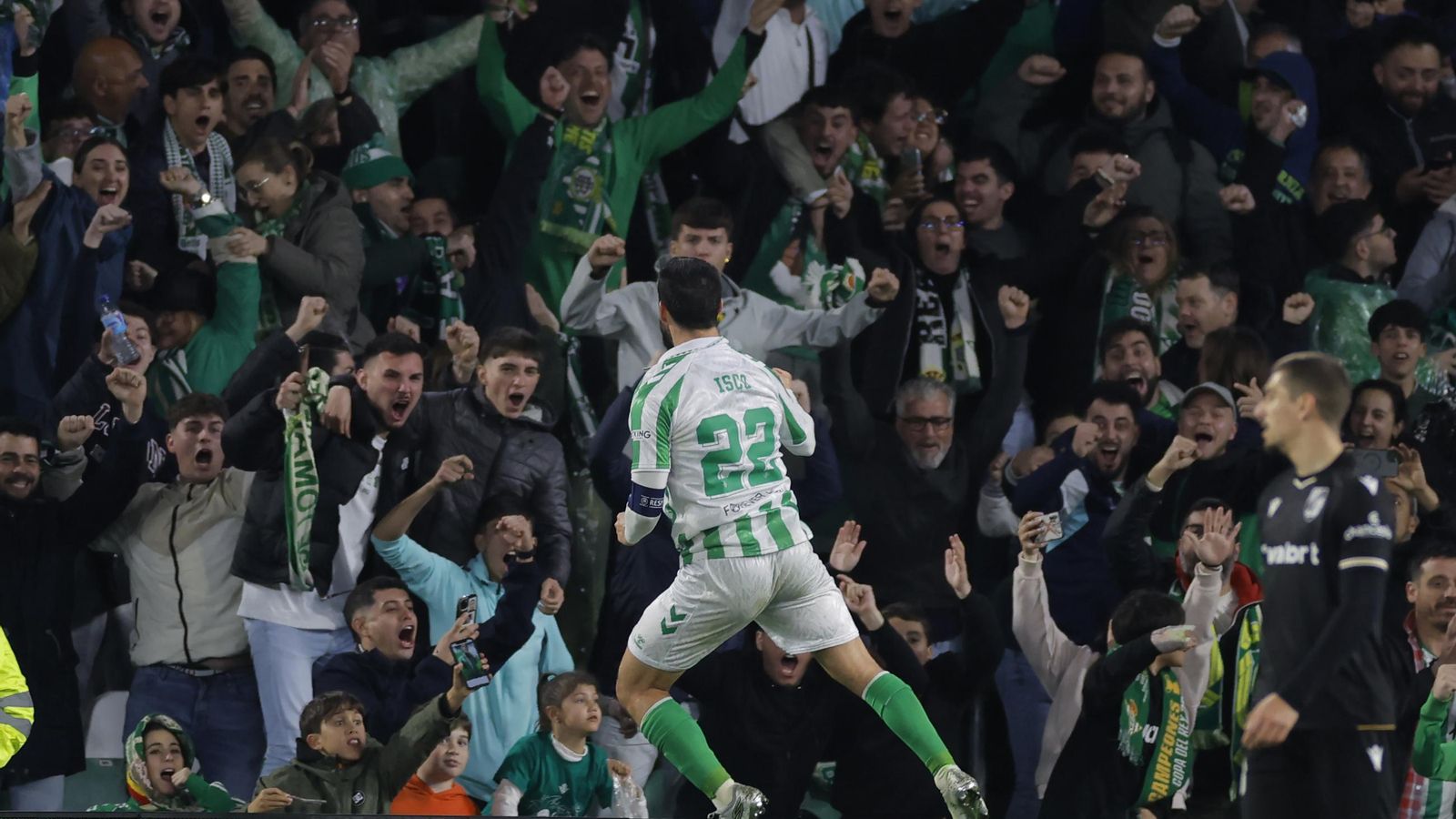 Isco celebra su gol al Vitoria con la afición.