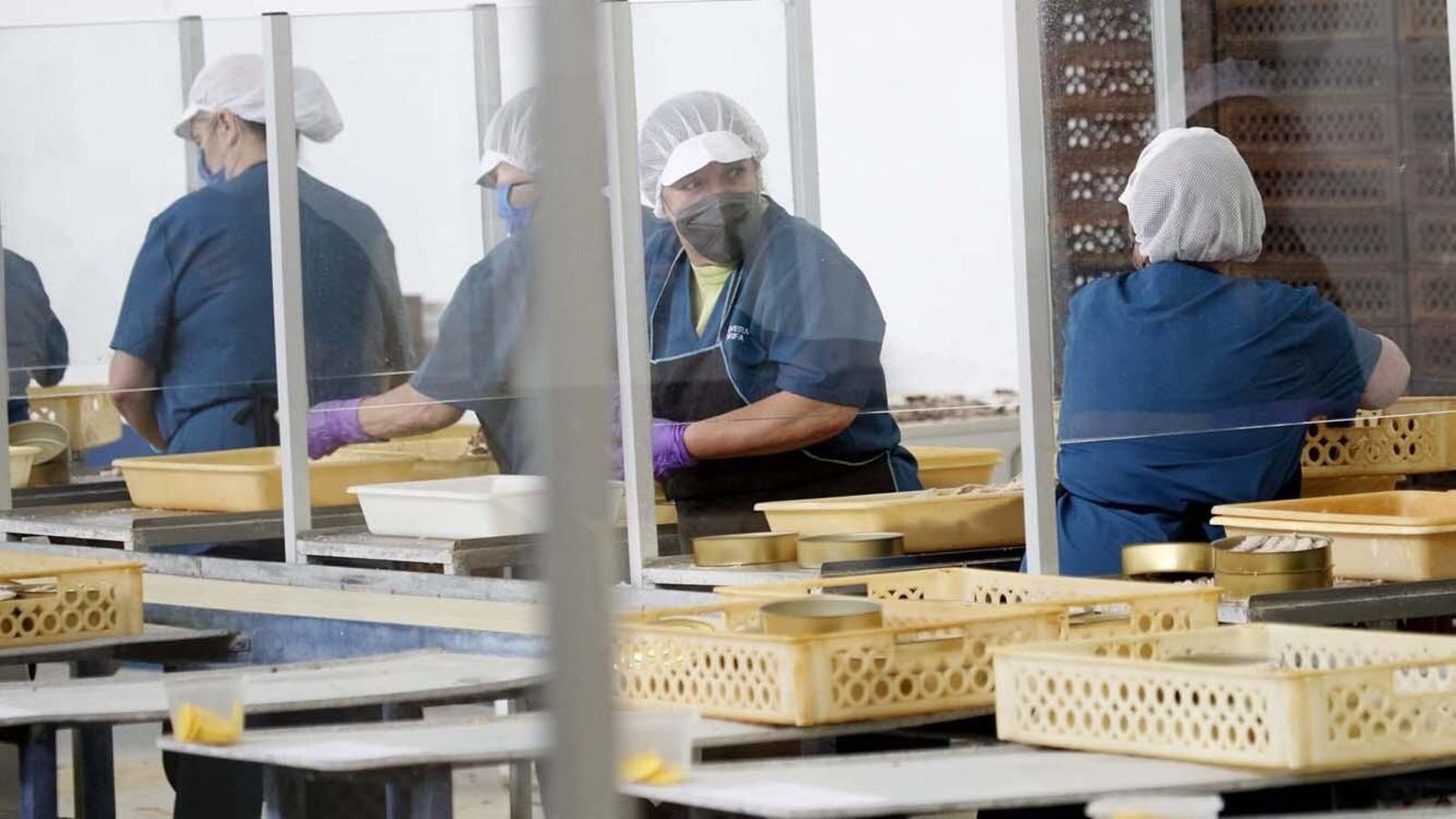 Las fotos de la inauguración de la calle Estibadoras de la Conservera en Tarifa