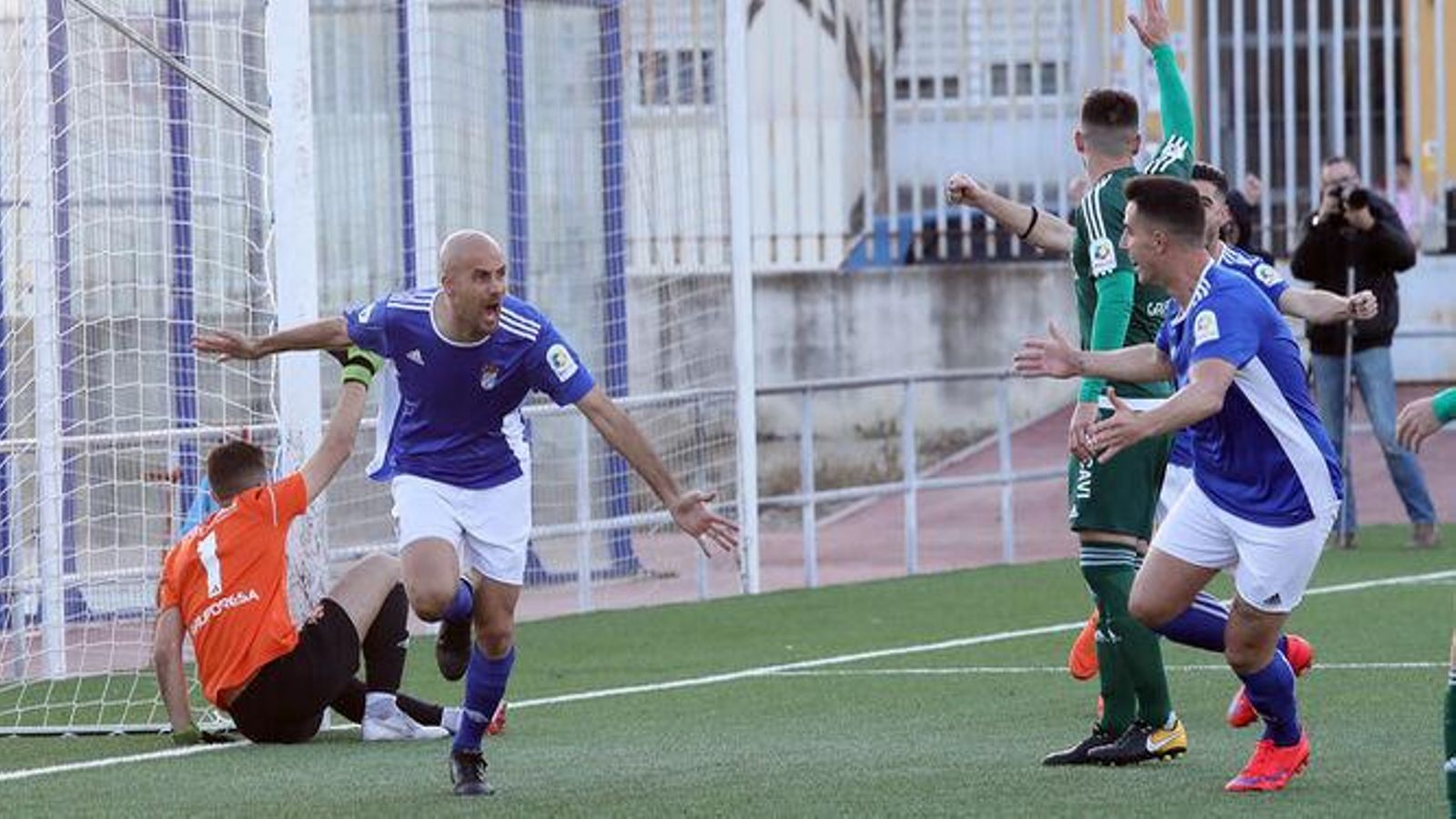 Dani Jurado celebra su gol al Espeleño en La Granja.