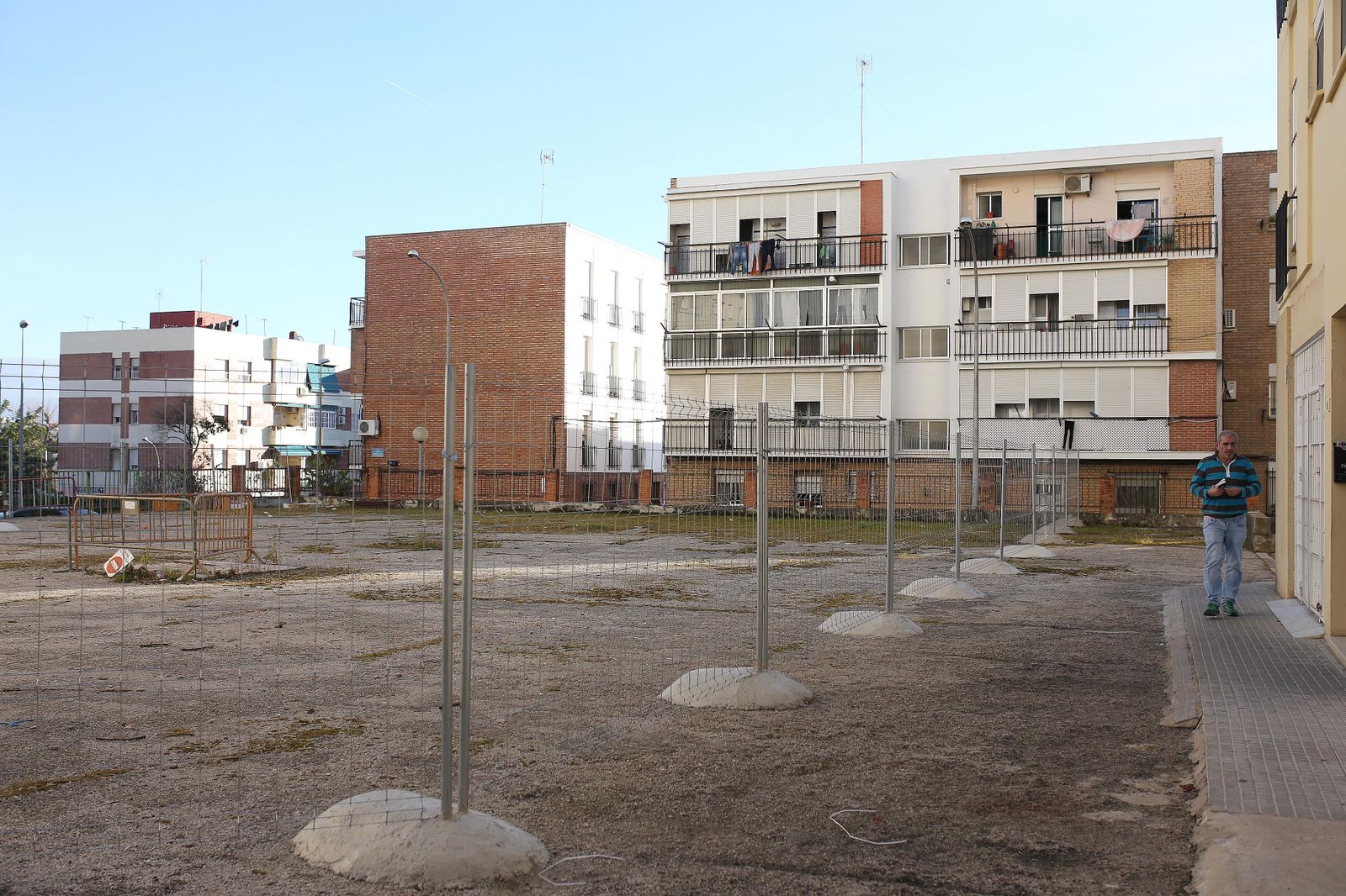 Estado que presentaba ayer la plaza Venus, tras la reciente intervención municipal.