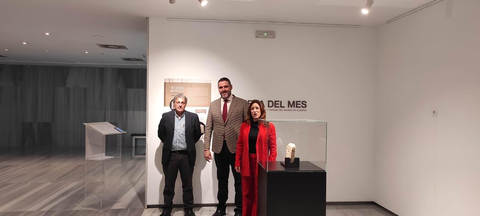 Jorge Lirola, Juan José Alonso y Tania Fábrega con la pieza del mes en el Museo de Almería.