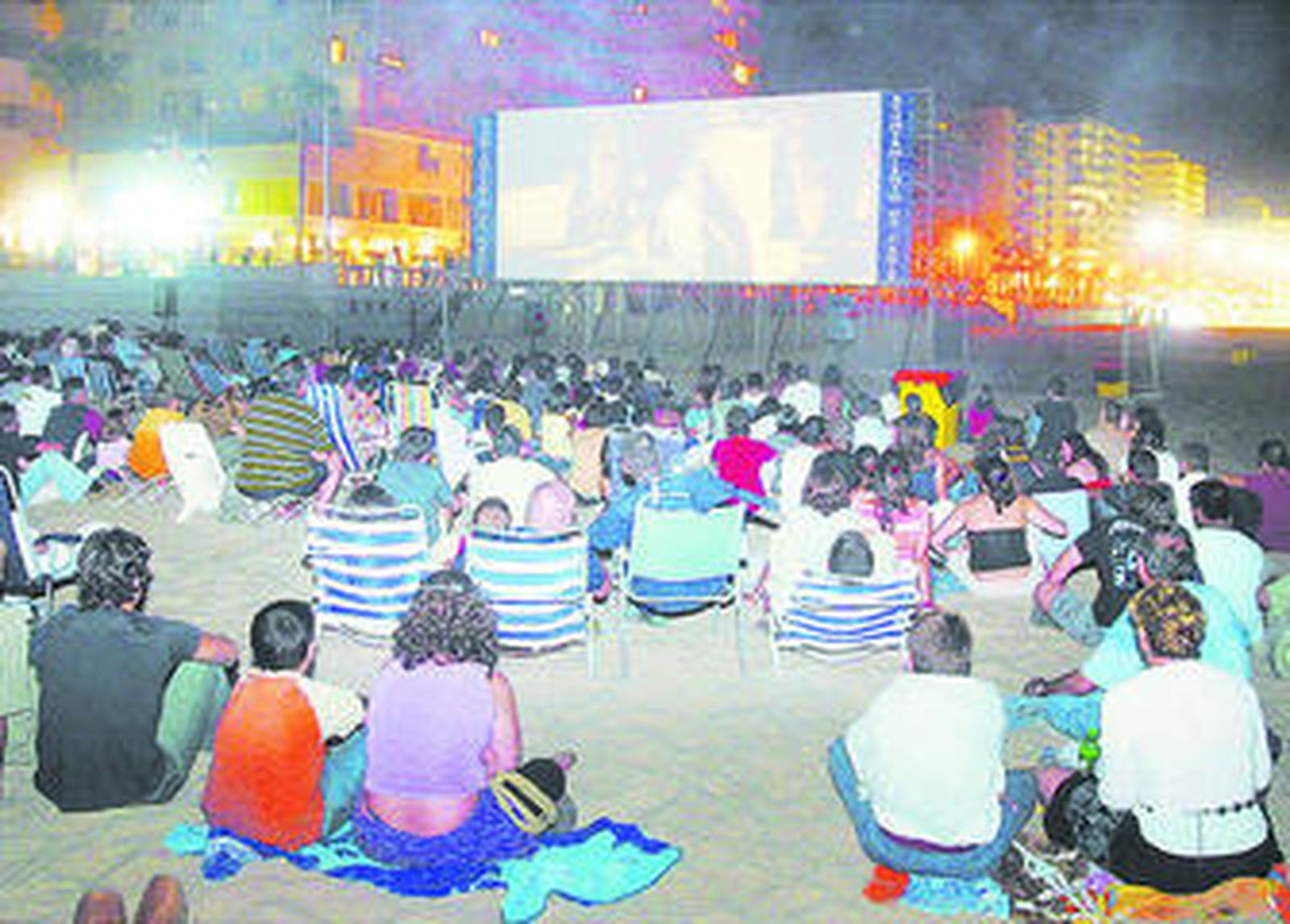 Las proyecciones programadas en la playa Victoria, en Cádiz, constituyen una cita clásica.