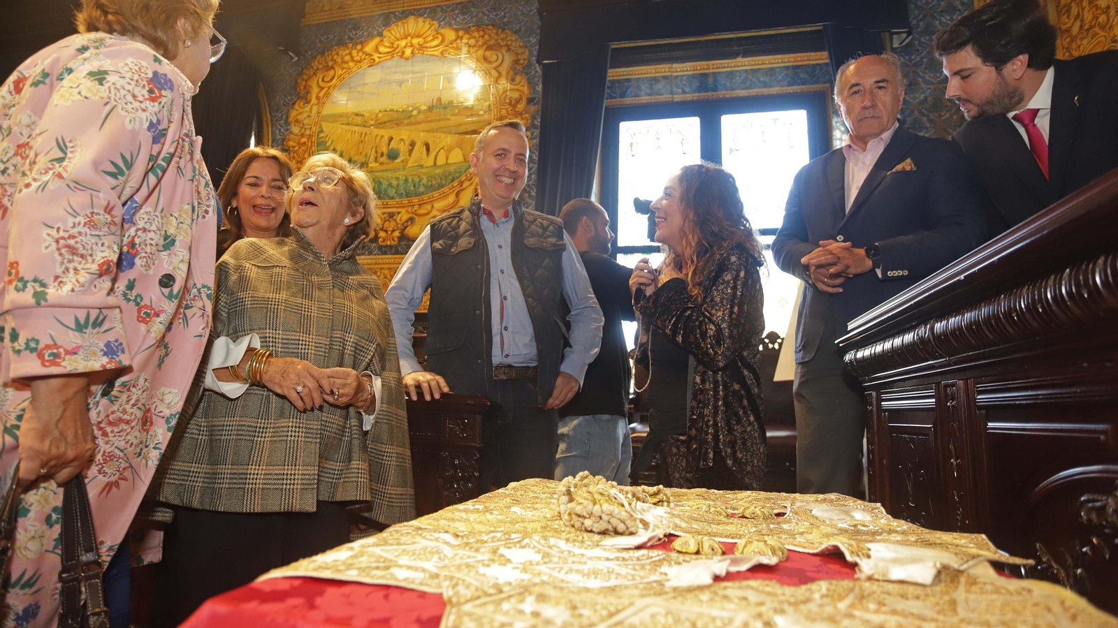 Fotos del traje donado por Miguelín a la Virgen de La Palma