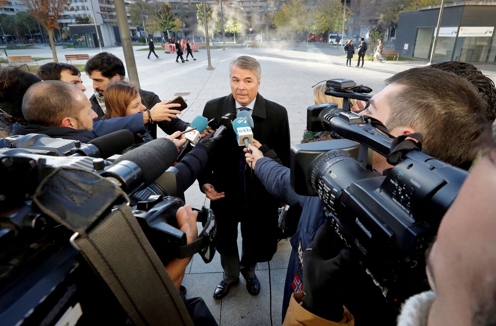 El letrado Agustín Martínez Becerra atiende a la prensa a su llegada a la sede judicial de Pamplona
