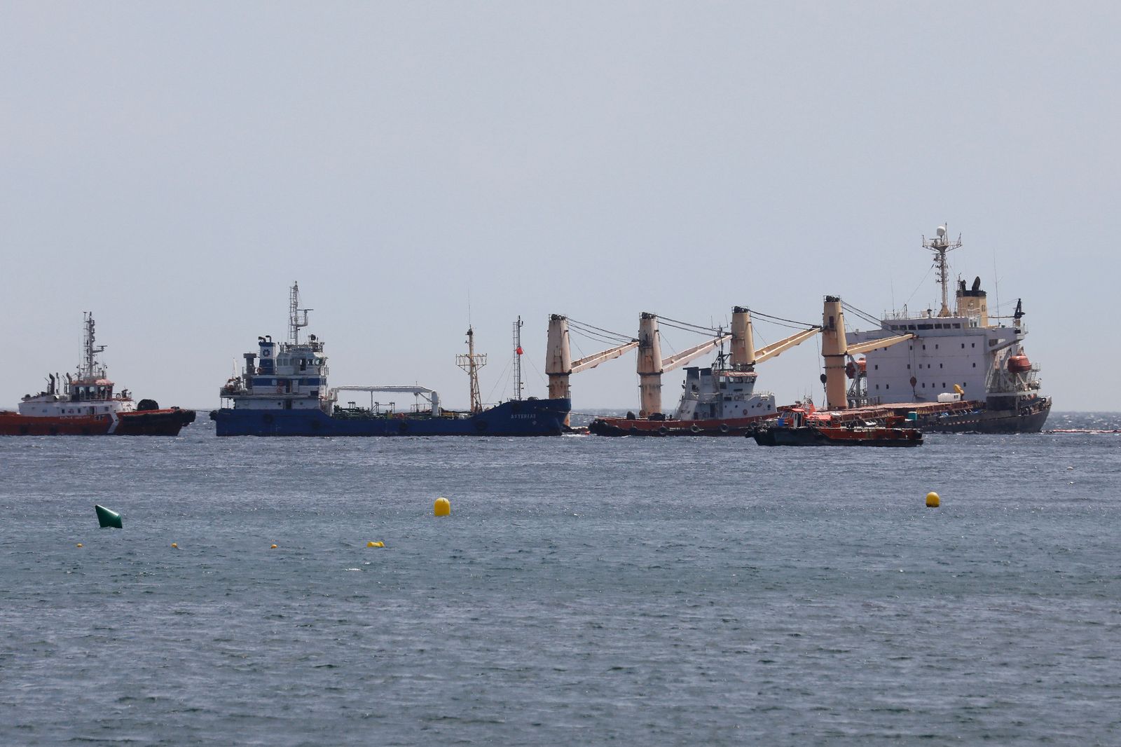 El 'OS 35', rodeado de barcos auxiliares.