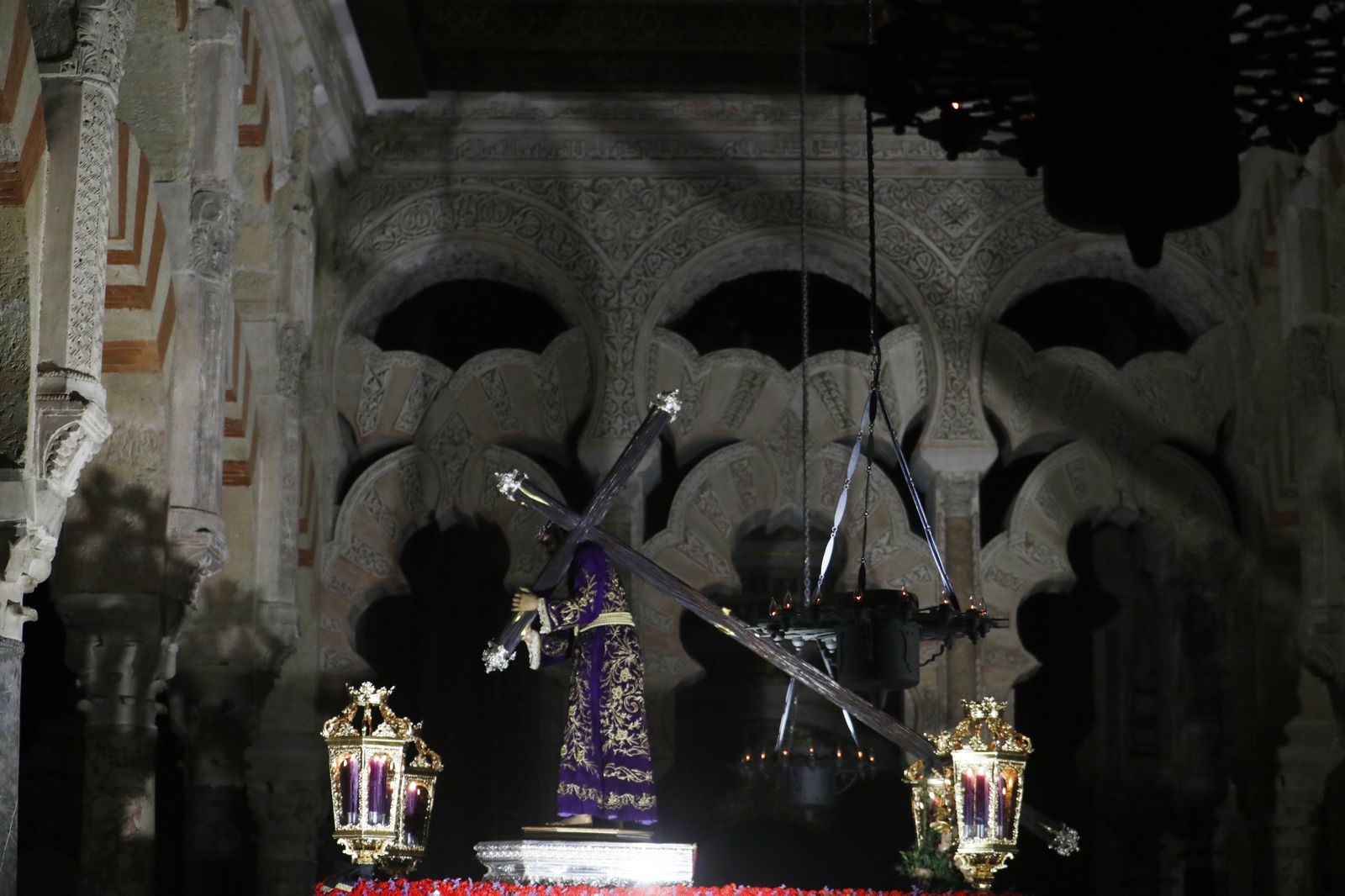 El vía crucis de las hermandades de Córdoba con el Señor del Calvario, en imágenes