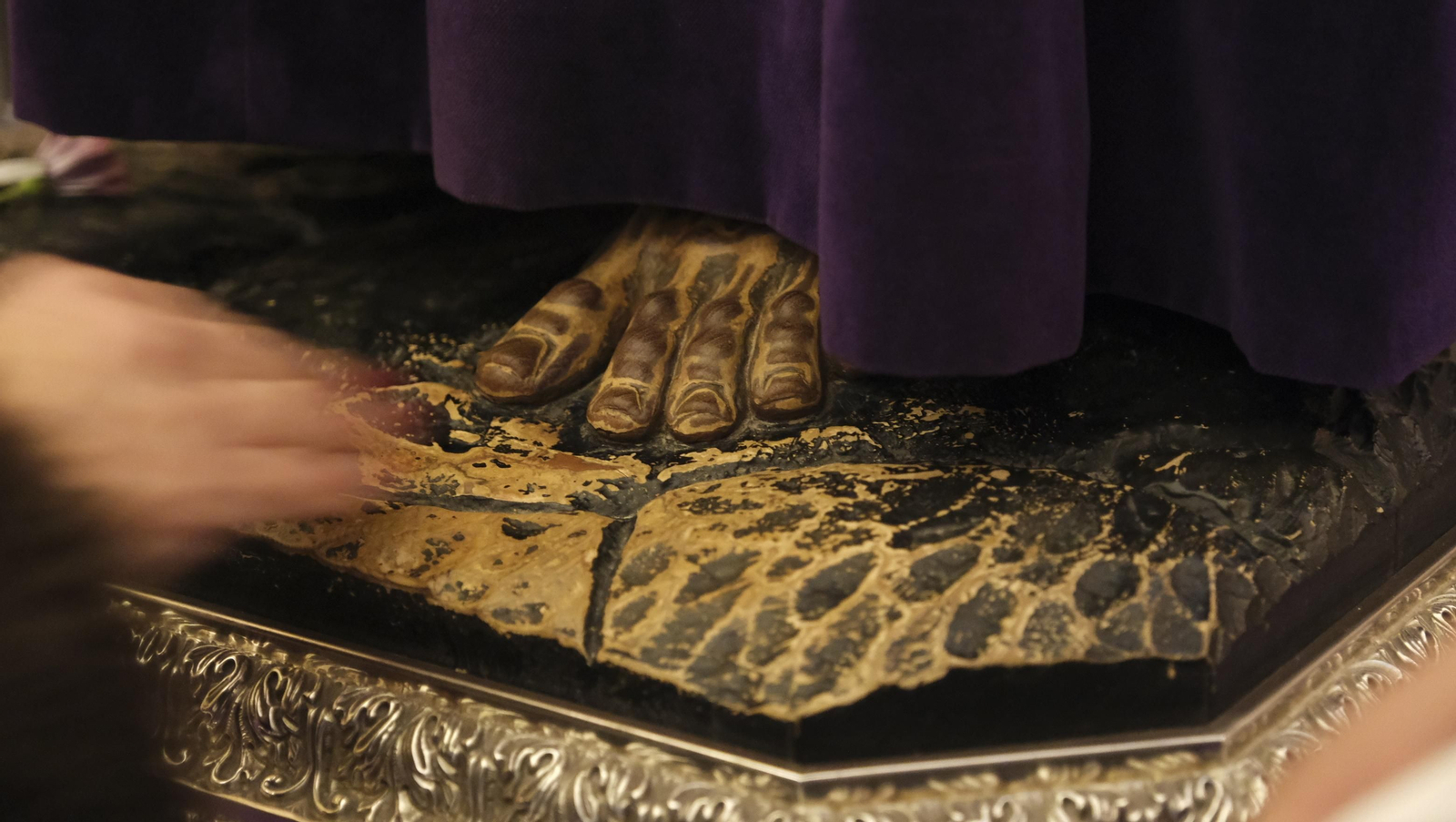 Imágenes del multitudinario besapiés del Cristo de Medinaceli en la Catedral de Almería
