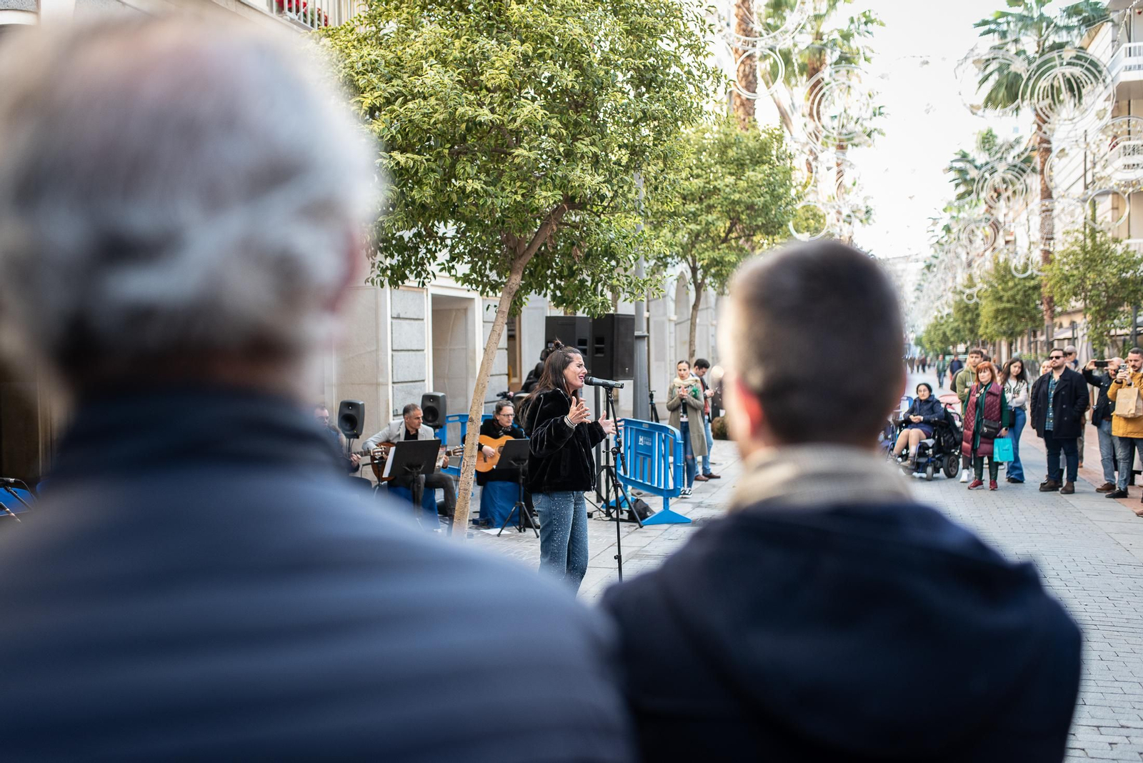 Imágenes de la Zambombá " Sones de Navidad" en la puerta de la Diputación