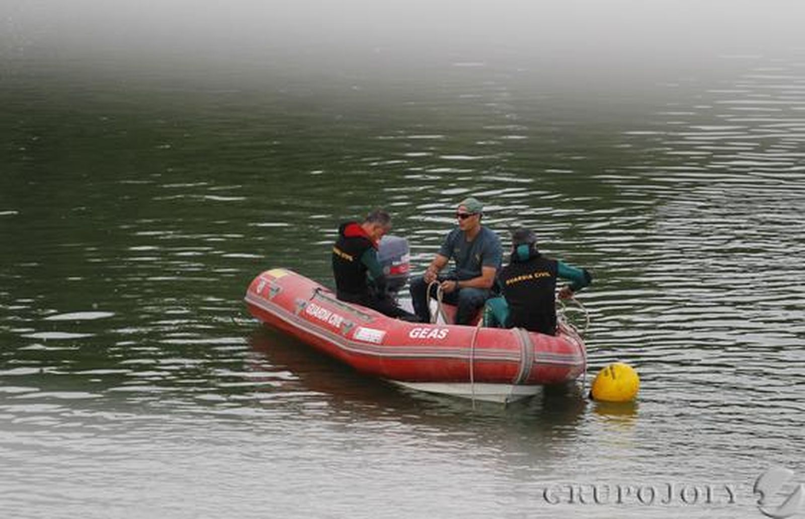 Los buzos buscan el río el cadáver del bañista. 

Foto: Victoria Hidalgo