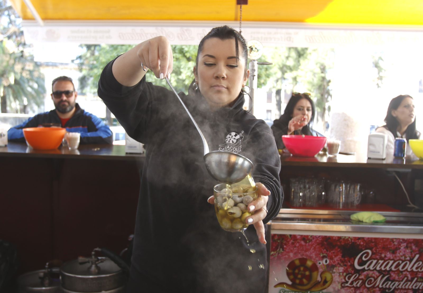 El puesto de caracoles de La Magdalena, en fotos