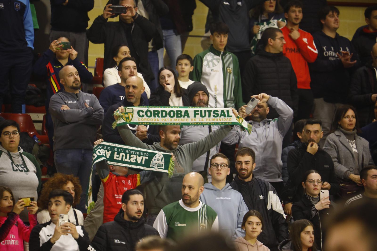 Las mejores fotos del ambiente en Vista Alegre para el Córdoba Futsal - Barça
