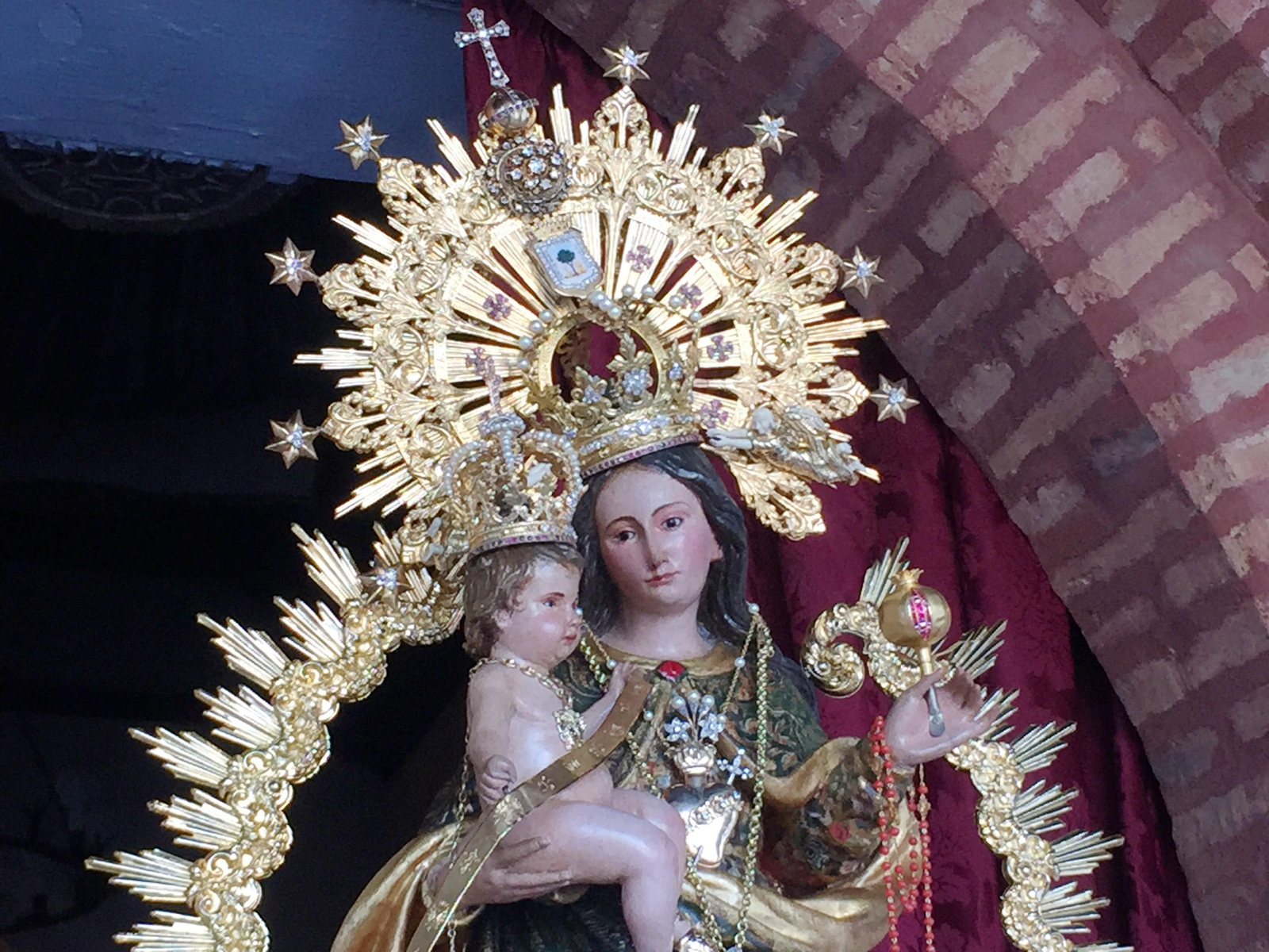 Nuestra Señora de la Cinta con sus preseas realizadas en 1920 y enriquecidas en 1977. Nuestra Señora de la Cinta con sus preseas realizadas en 1920 y enriquecidas en 1977.