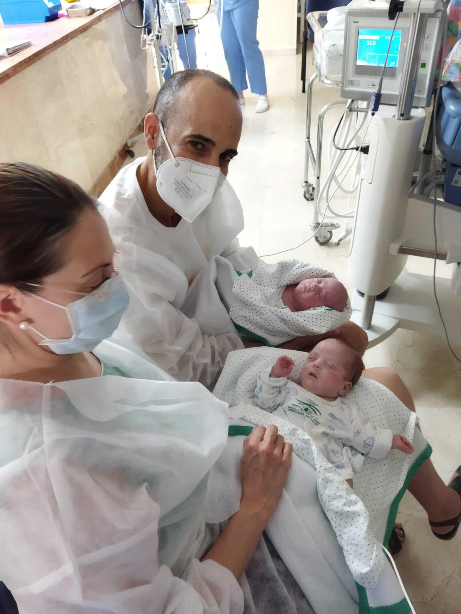 Los pequeños Elías y Noel, junto a sus padres, durante su ingreso en el hospital.