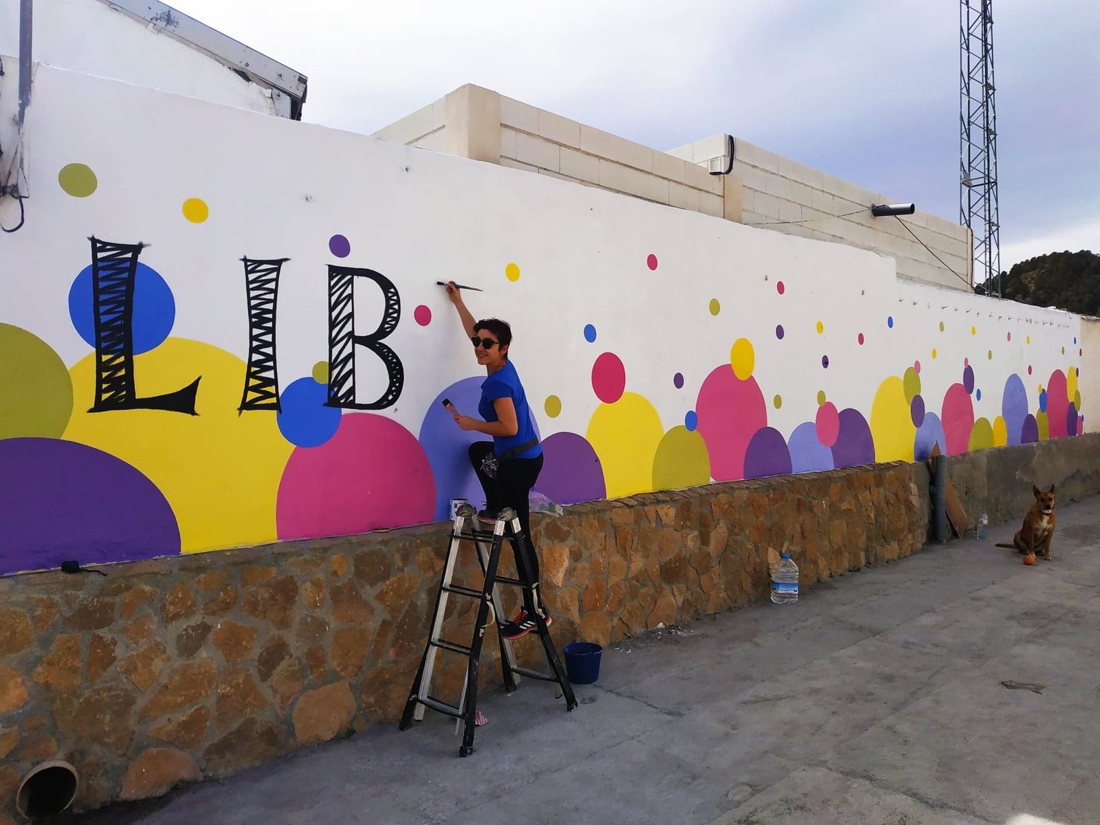 Mujeres que inspiran grafitis en Purchena.