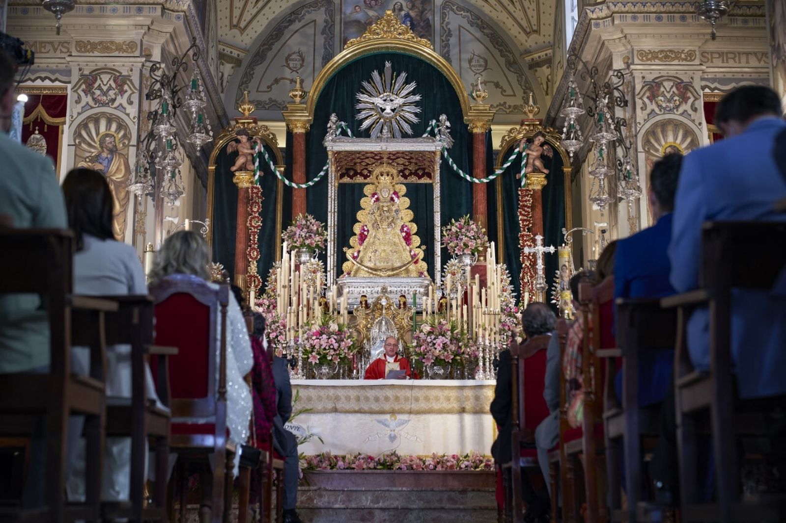 Monseñor Gómez Sierra preside la misa de Pentecostés.
