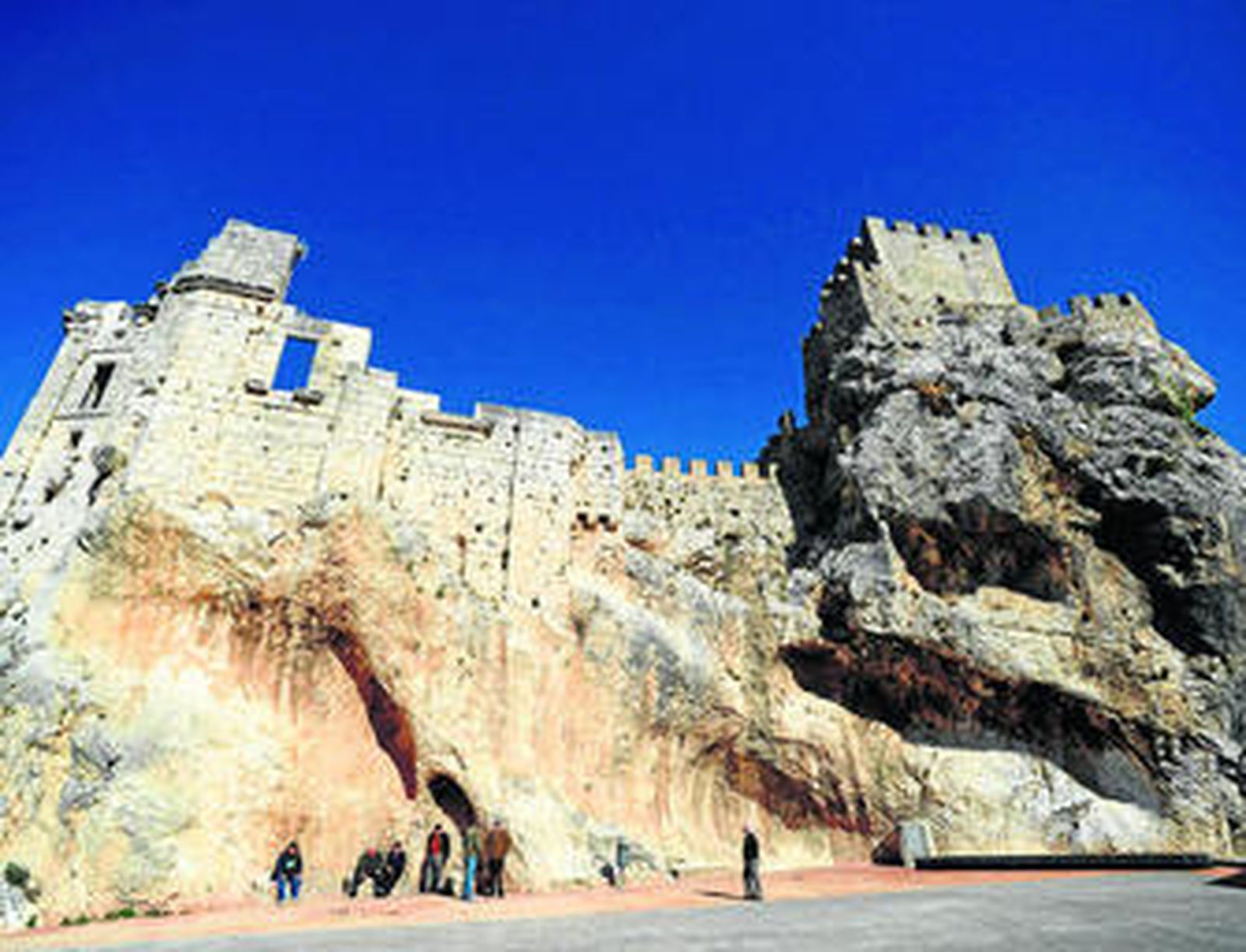 La fortaleza de la localidad de Zuheros, sobre un roquedal.