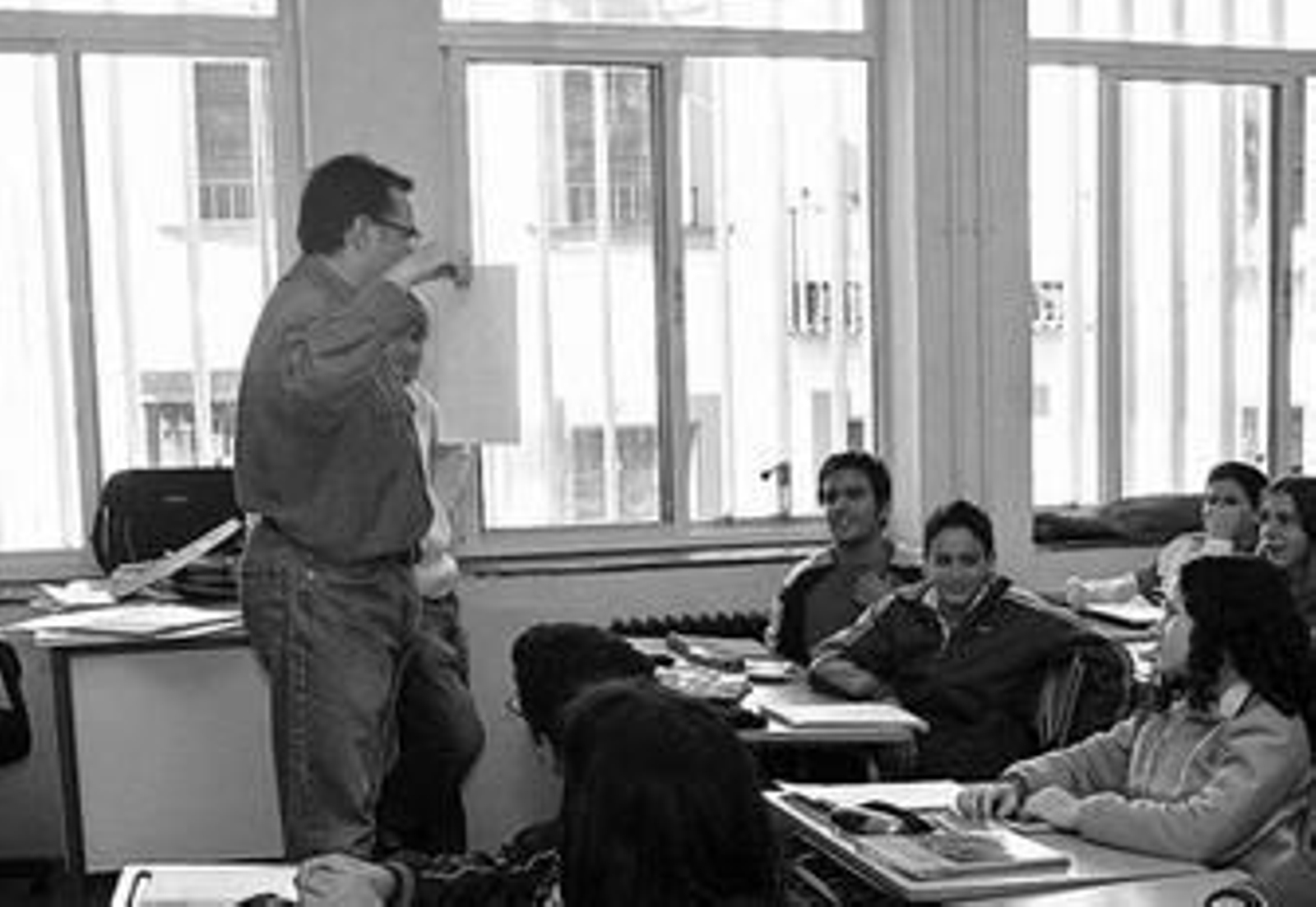 Un profesor explica el material a sus alumnos.