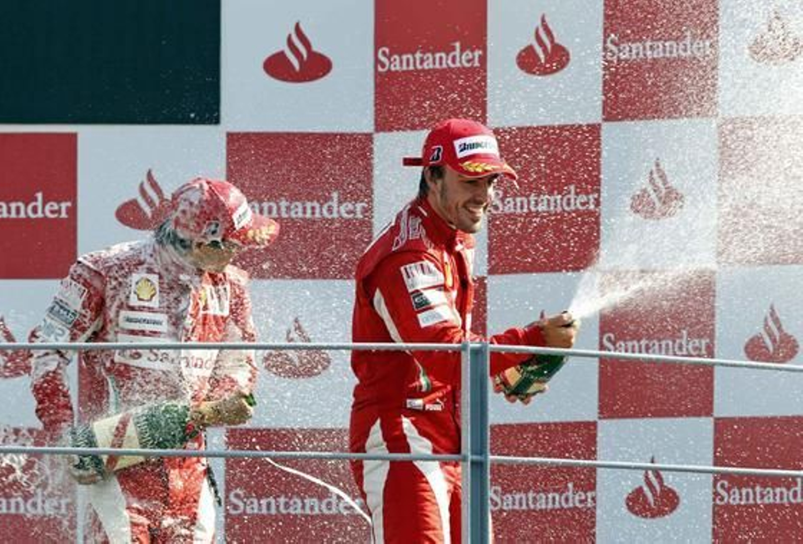 Fernando Alonso refuerza su candidatura al Mundial tras ganar en Monza. / Reuters