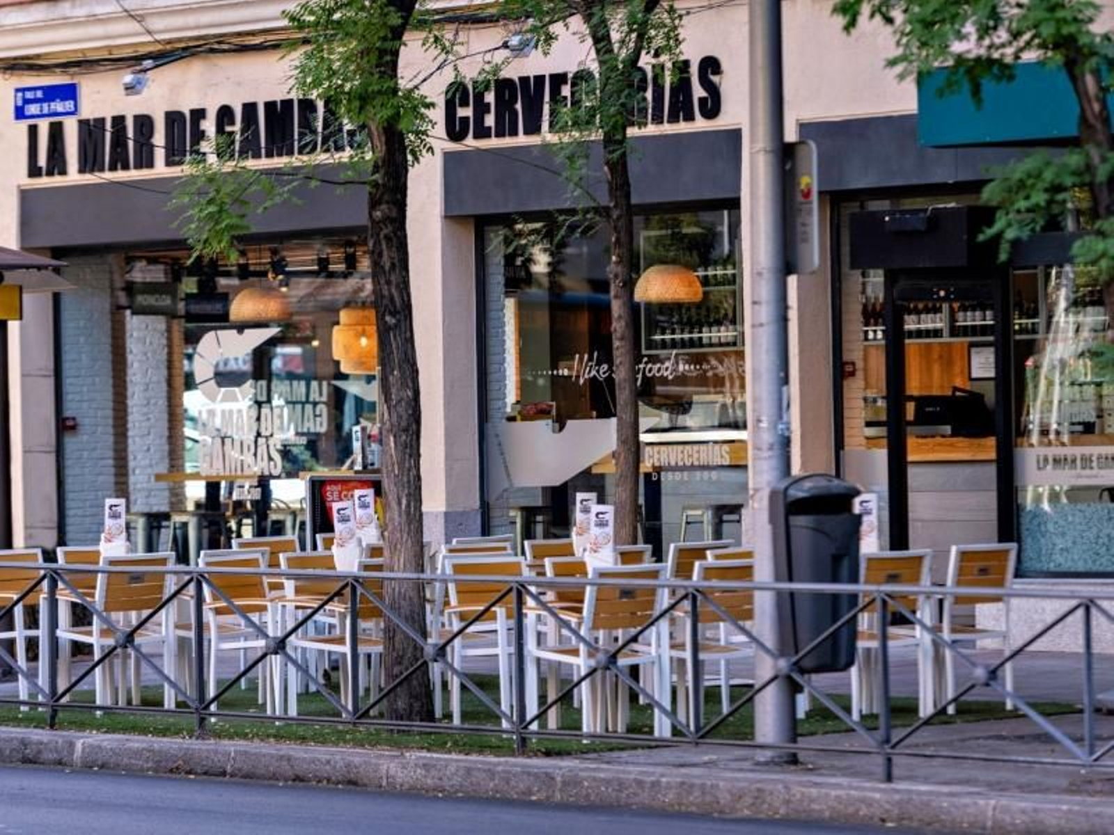 Fachada de una cervecería La Mar de Gambas.