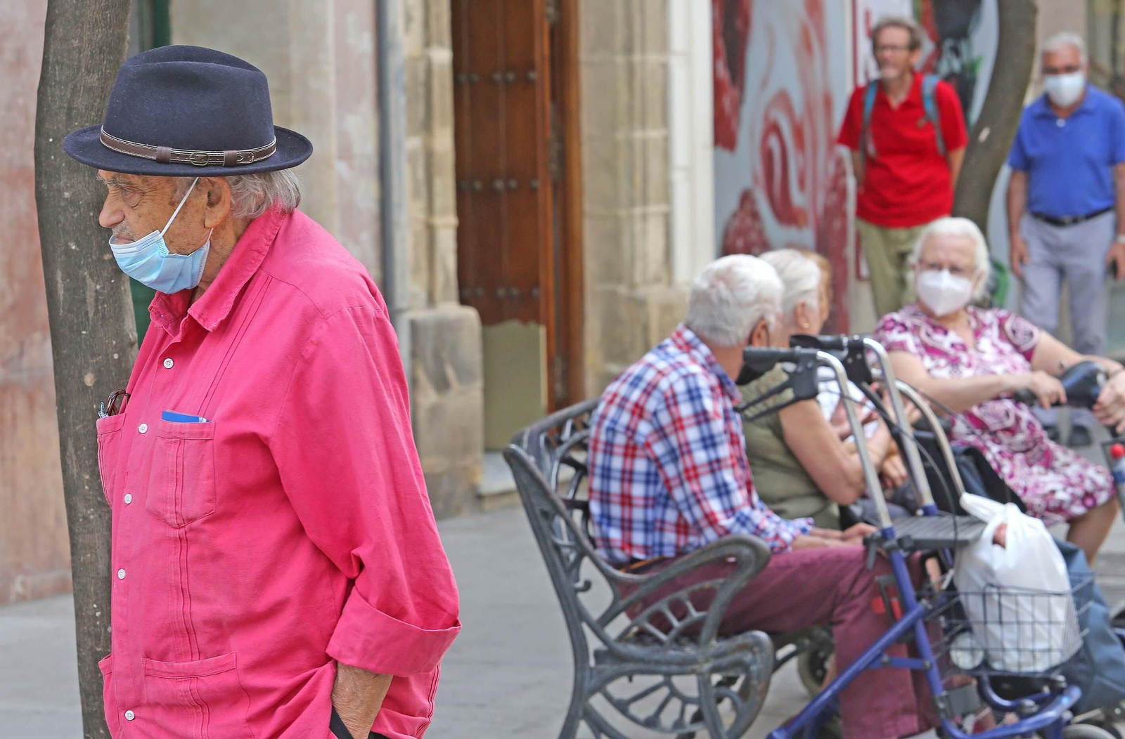 El uso de la mascarilla en el exterior sigue estando muy extendido en Jerez, sobre todo entre los mayores.