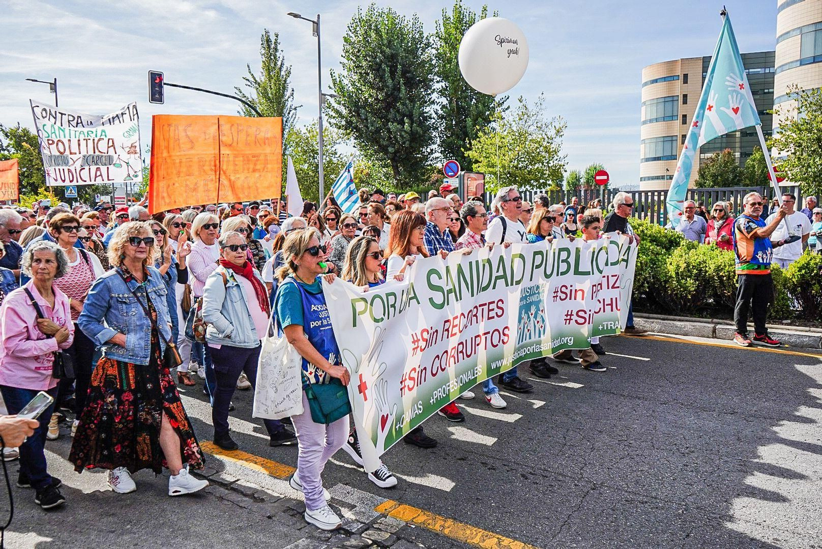 Todas las imágenes de la multitudinaria manifestación por la sanidad pública "digna y de calidad" en Granada