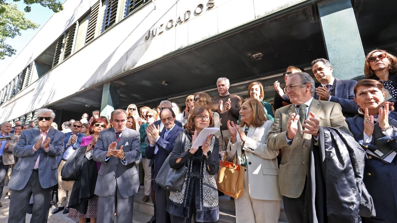 Representantes del colectivo judicial de Jerez, a las puertas de los juzgados de García Figueras tras leerse el comunicado. Representantes del colectivo judicial de Jerez, a las puertas de los juzgados de García Figueras tras leerse el comunicado.