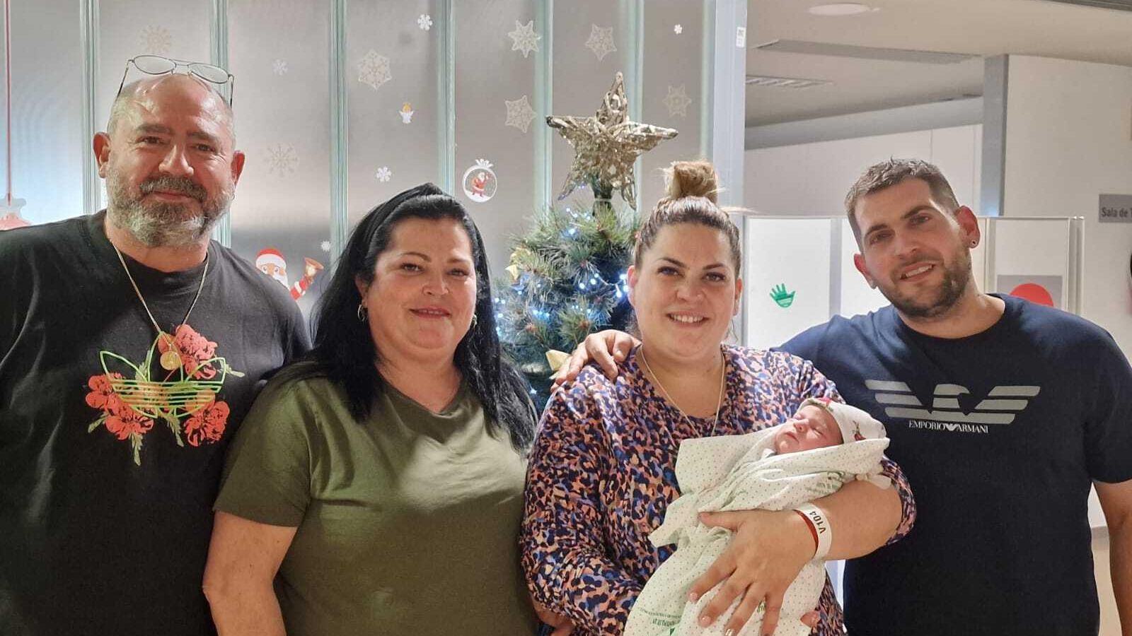 Adrián, con sus padres y abuelos.