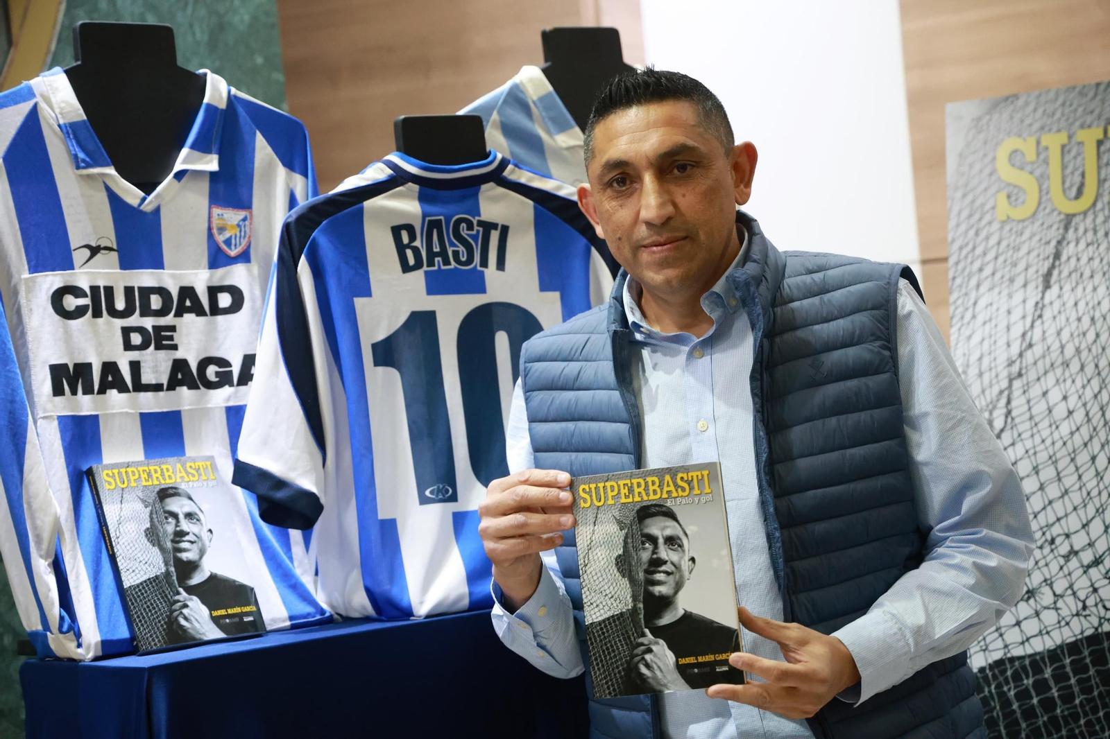 Basti: La presentación de su libro en La Rosaleda, en fotos