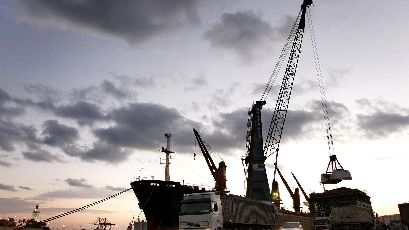 Descarga de cereales en el muelle de Málaga.