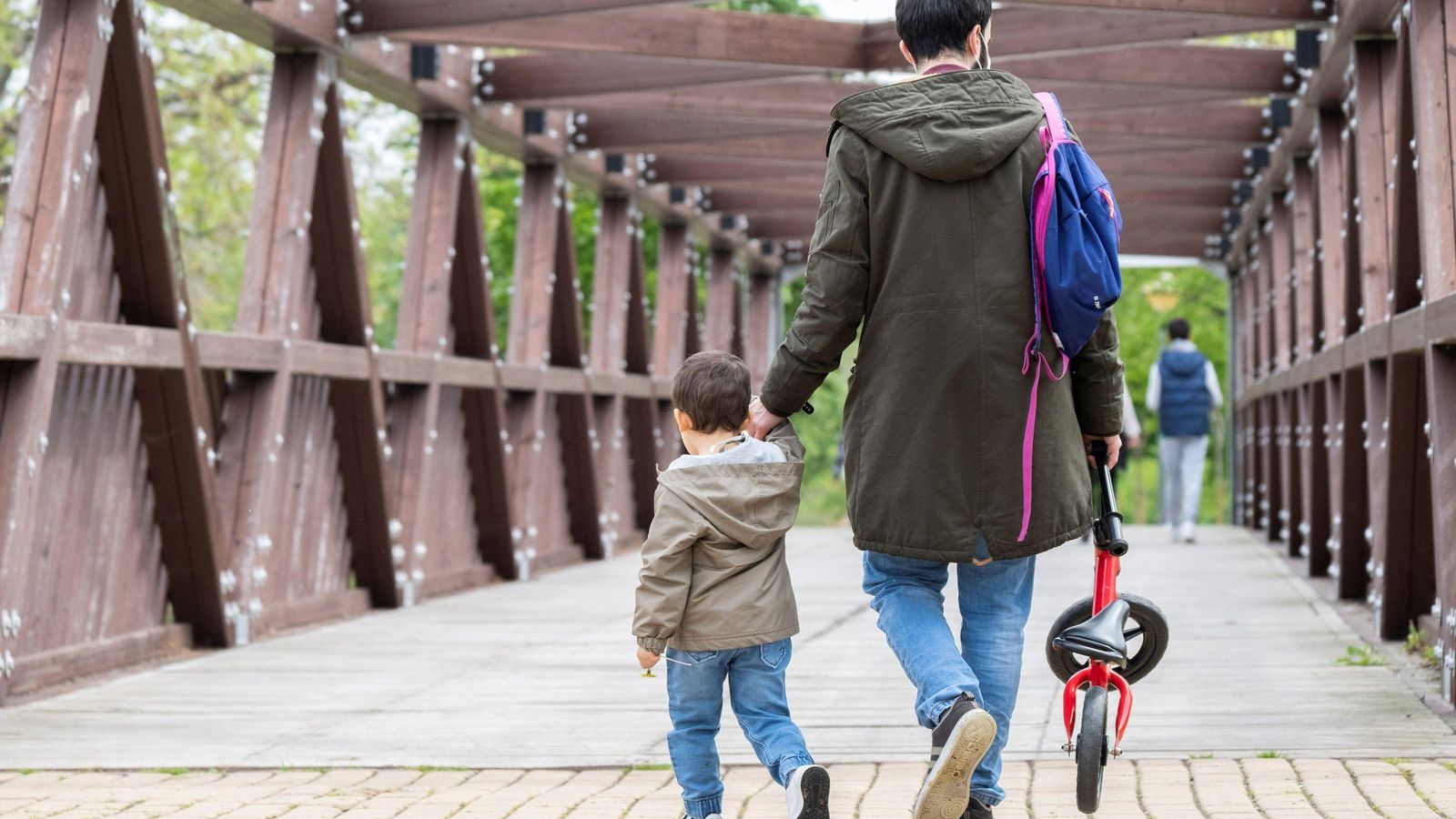 Solo puede salir un adulto responsable del niño con los menores.