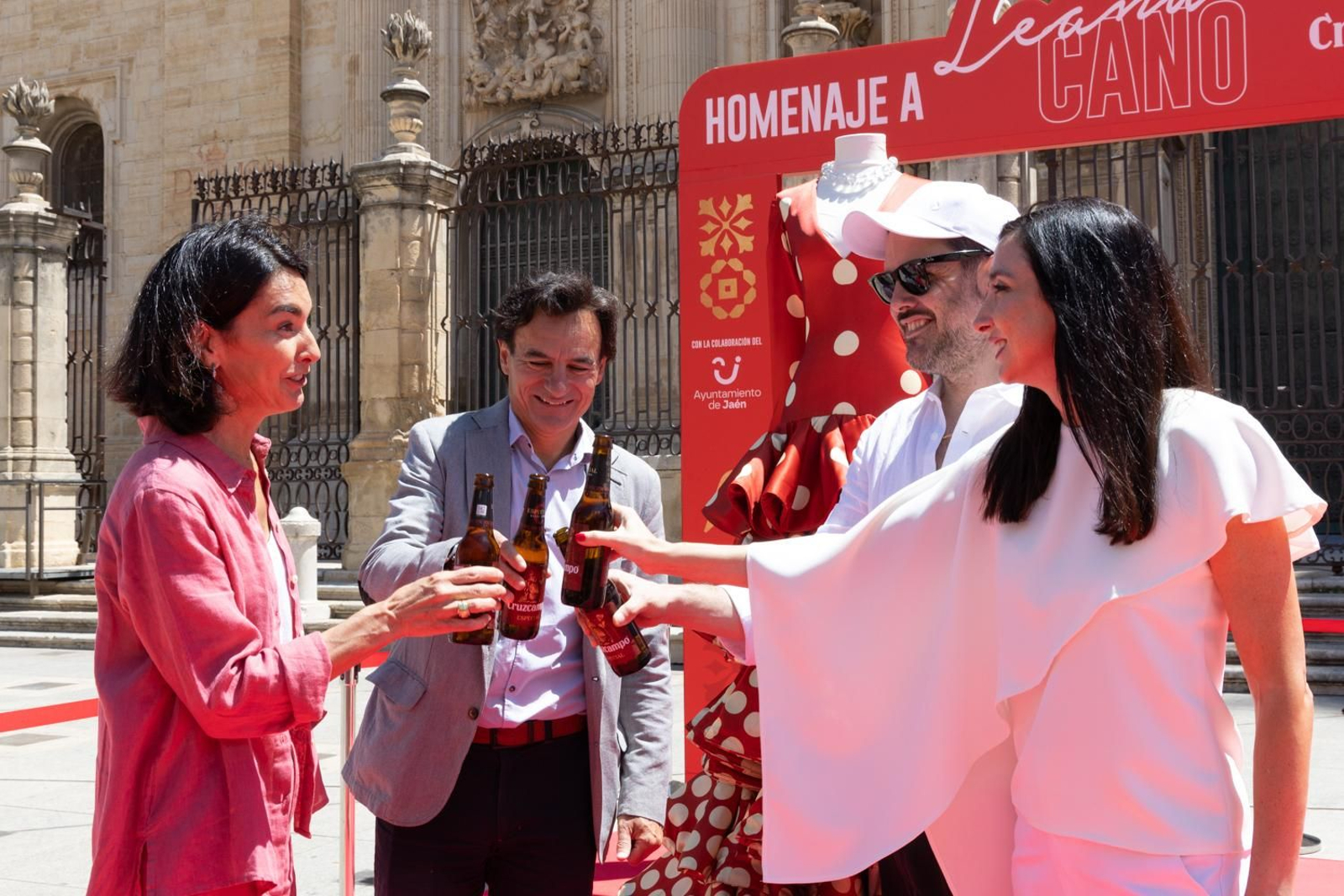 Imágenes del homenaje, a los pies de la Catedral de Leandro Cano.