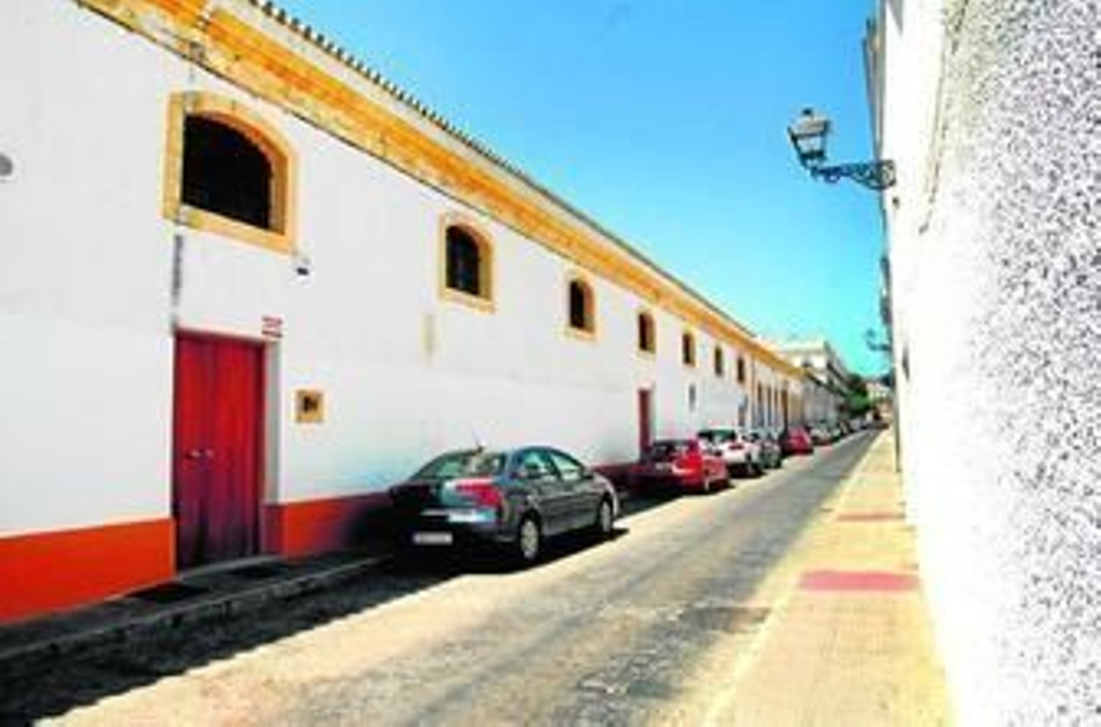 El Archivo Municipal Central situado en la calle Los Moros, ha sido objeto de arreglos recientes en sus cubiertas para evitar las humedades.