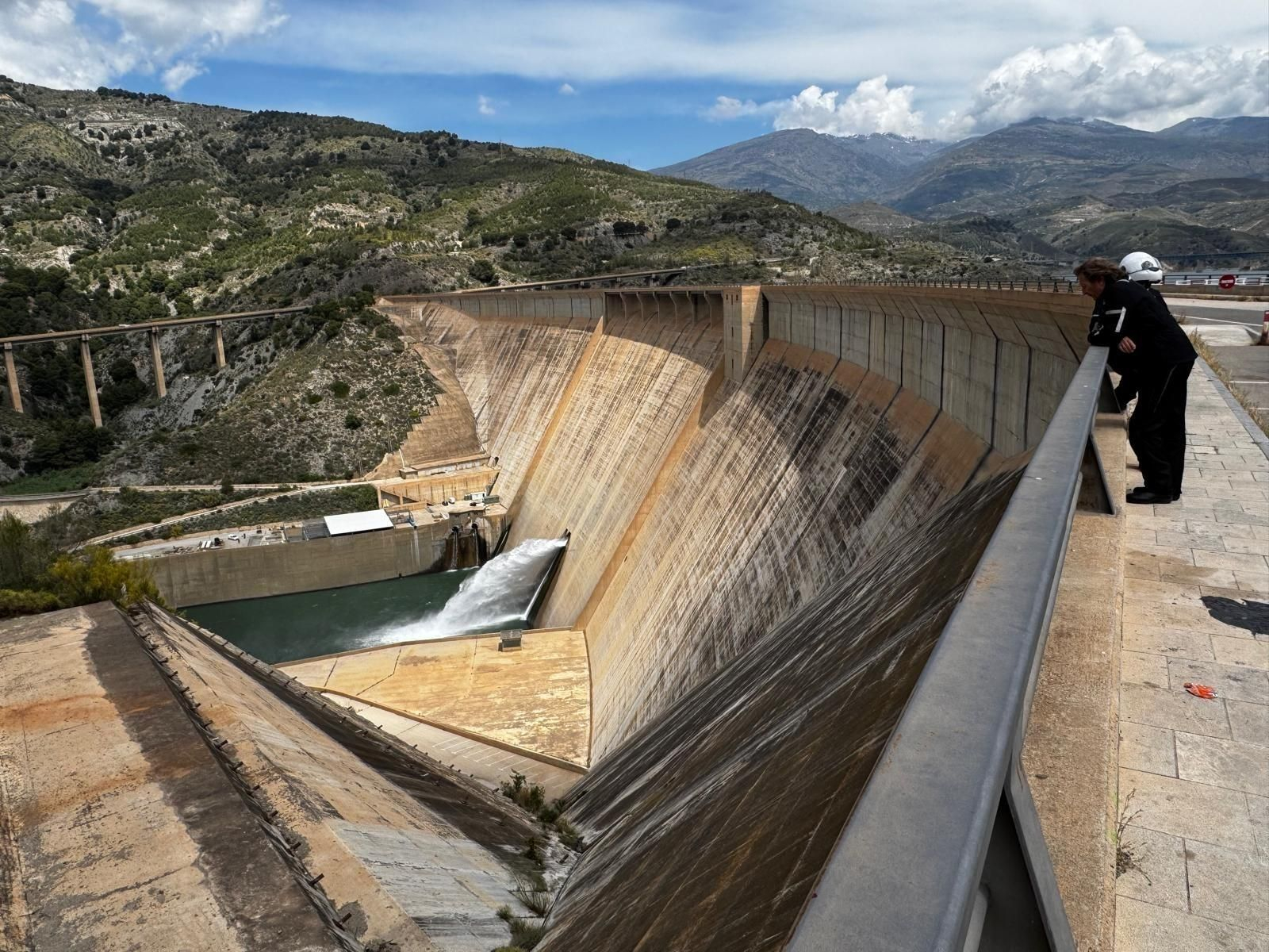 Dos personas observan un desembalse de agua en Rules en el primer semestre del año