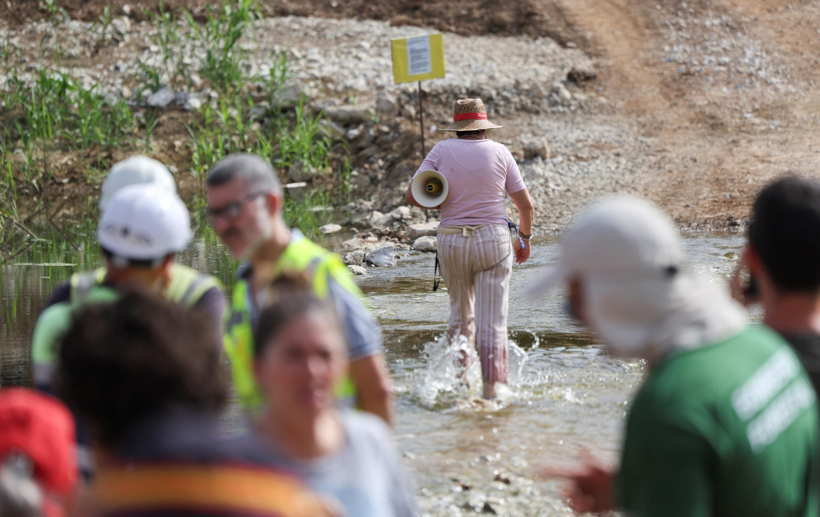 Vecinos protestan frente a las excavadoras en la Vega de Mestanza, en fotos