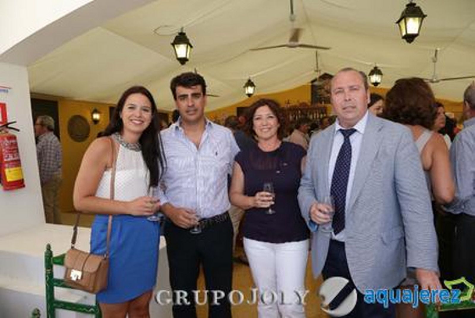 El gerente de Navarro Hermanos posa junto a Mercedes Vidal, Marisa López y el director comercial de Diario de Jerez y Diario de Cádiz, Benjamín Sánchez.


Foto: Manuel Aranda