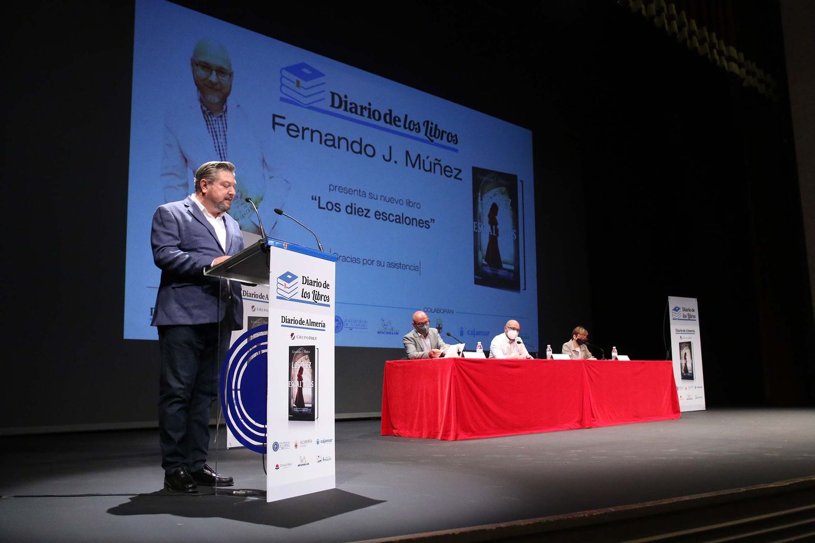 Fotogalería de Diario de los Libros, con Fernando J. Múñez y su obra 'Los diez escalones'