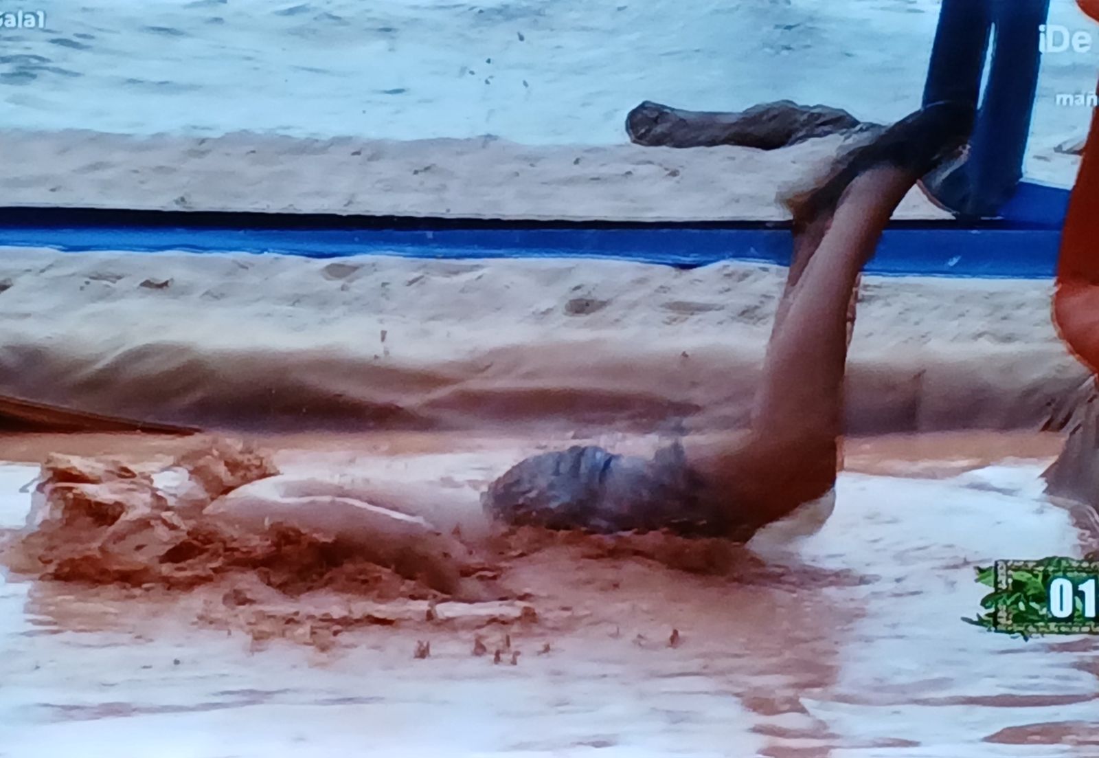 José Manuel Soto cae en la piscina de barro en la primera prueba de 'Supervivientes'