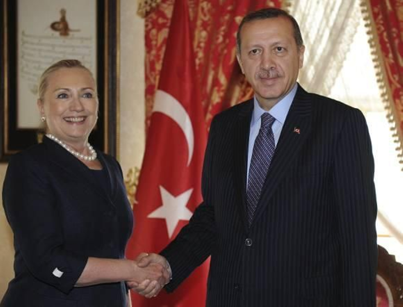 Clinton promete "acortar" el conflicto sirio con ayuda "no letal"