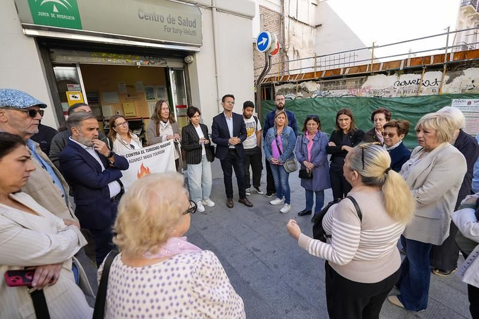 Vecinos y ediles del PSOE en una concentración contra el cierre. Vecinos y ediles del PSOE en una concentración contra el cierre.