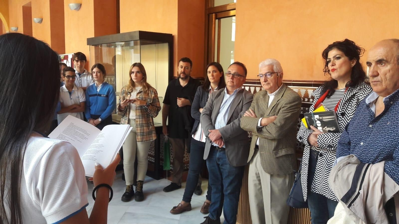 Una alumna del colegio Santa Victoria lee un poema en la inauguración de la exposición.
