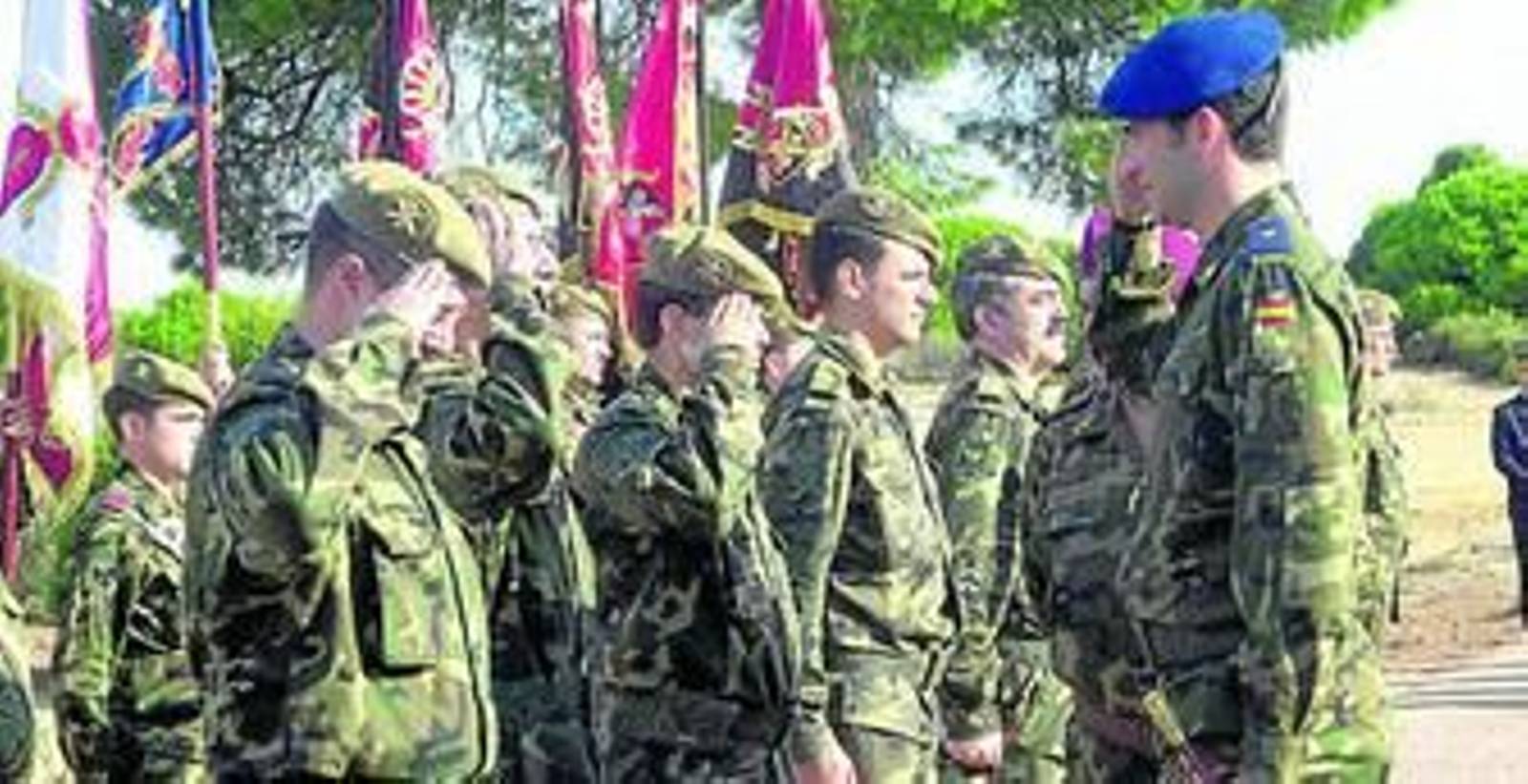 Felipe de Borbón saluda a los mandos militares antes del ejercicio de prácticas en Médano del Loro el 7 de noviembre de 2003, ya prometido con doña Letizia.