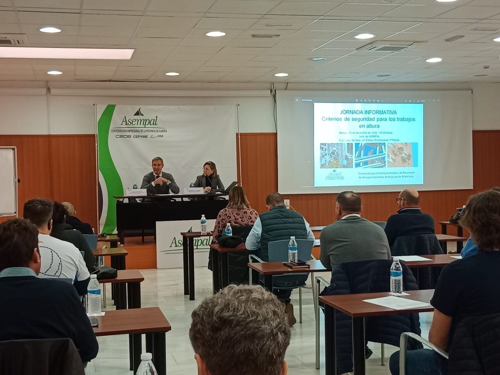 El delegado de Empleo, Amós García, con la secretaria general de Asempal, Encarnación Gil, en la inauguración de la jornada