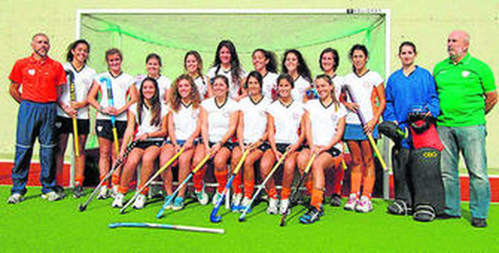 Foto de familia del equipo senior femenino del CH San Fernando.