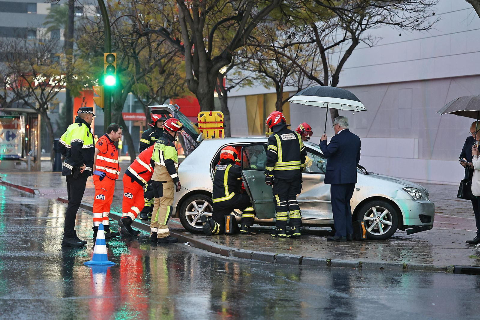 Las espectaculares imágenes del rescate de una persona en un accidente de tráfico en Huelva