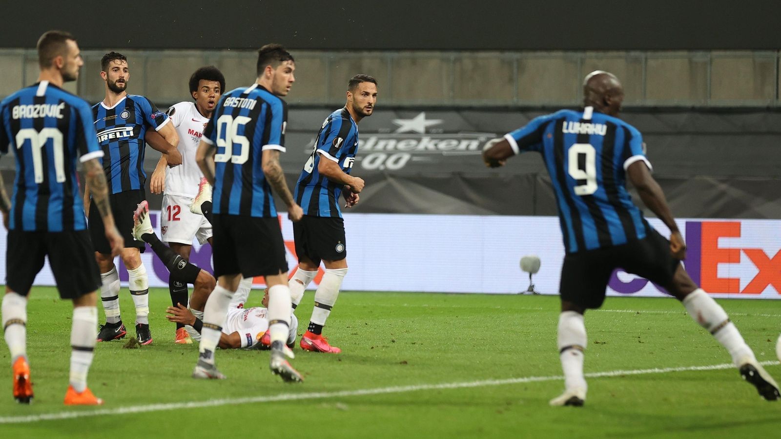 Lukaku desvía a la red el balón tras el golpeo de chilena de Diego Carlos.