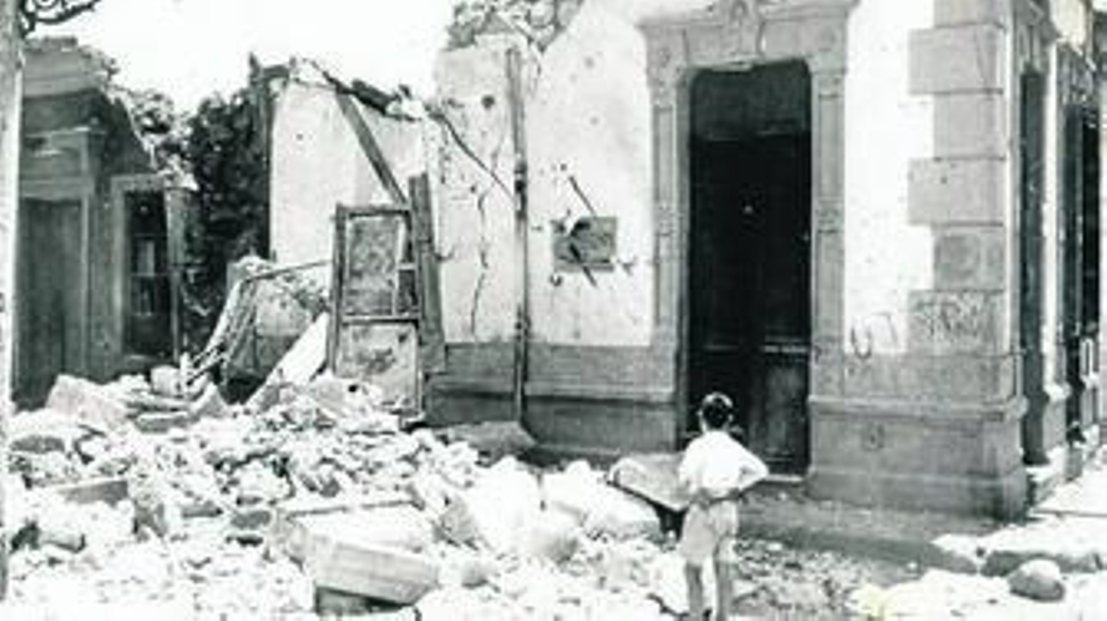 Los edificios de la capital almeriense afectados por los obuses alemanes fueron muy numerosos.