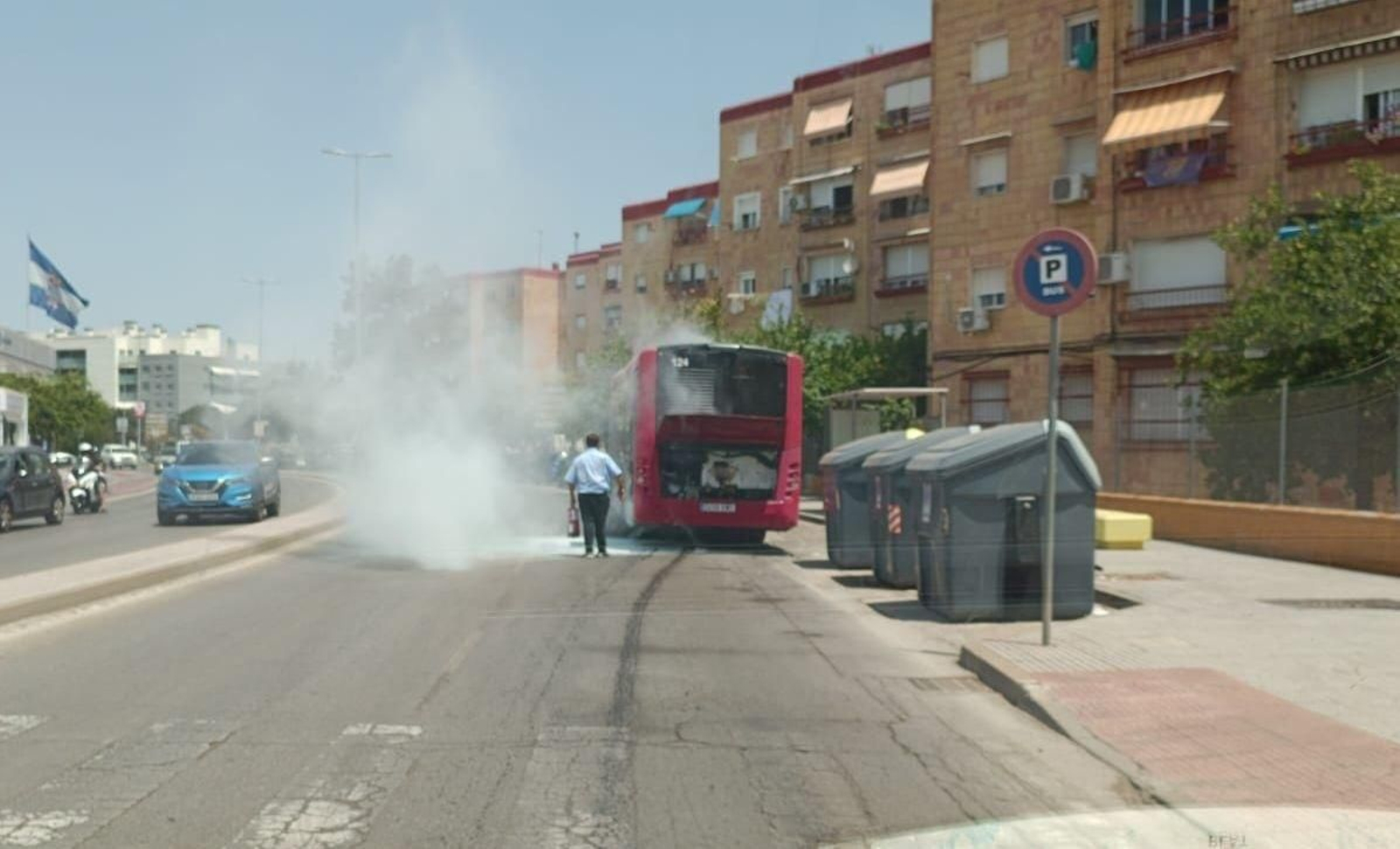 Autobús urbano ardiendo en La Granja. Autobús urbano ardiendo en La Granja.