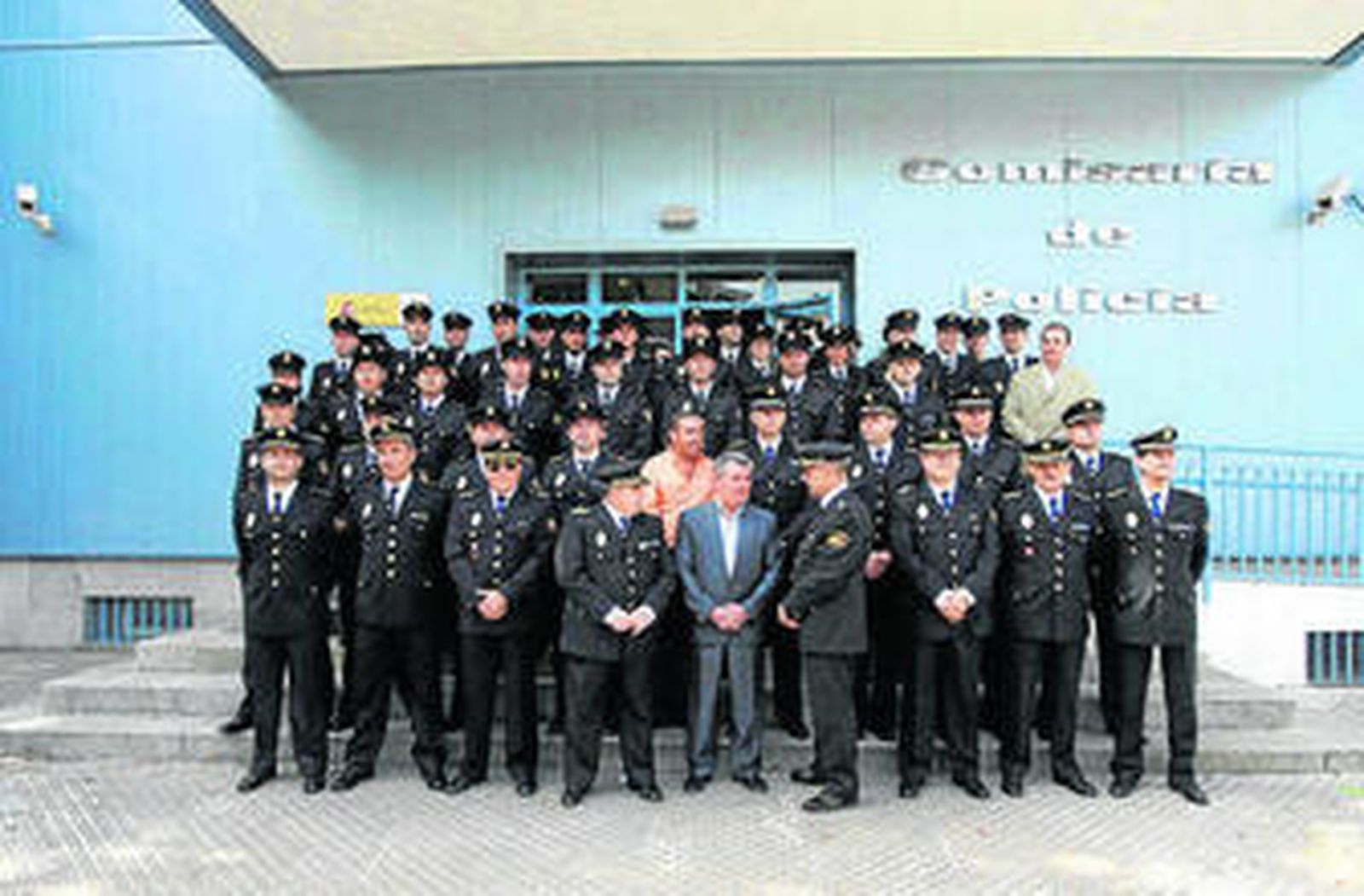 Los nuevos agentes de la Policía posan en la comisaría.