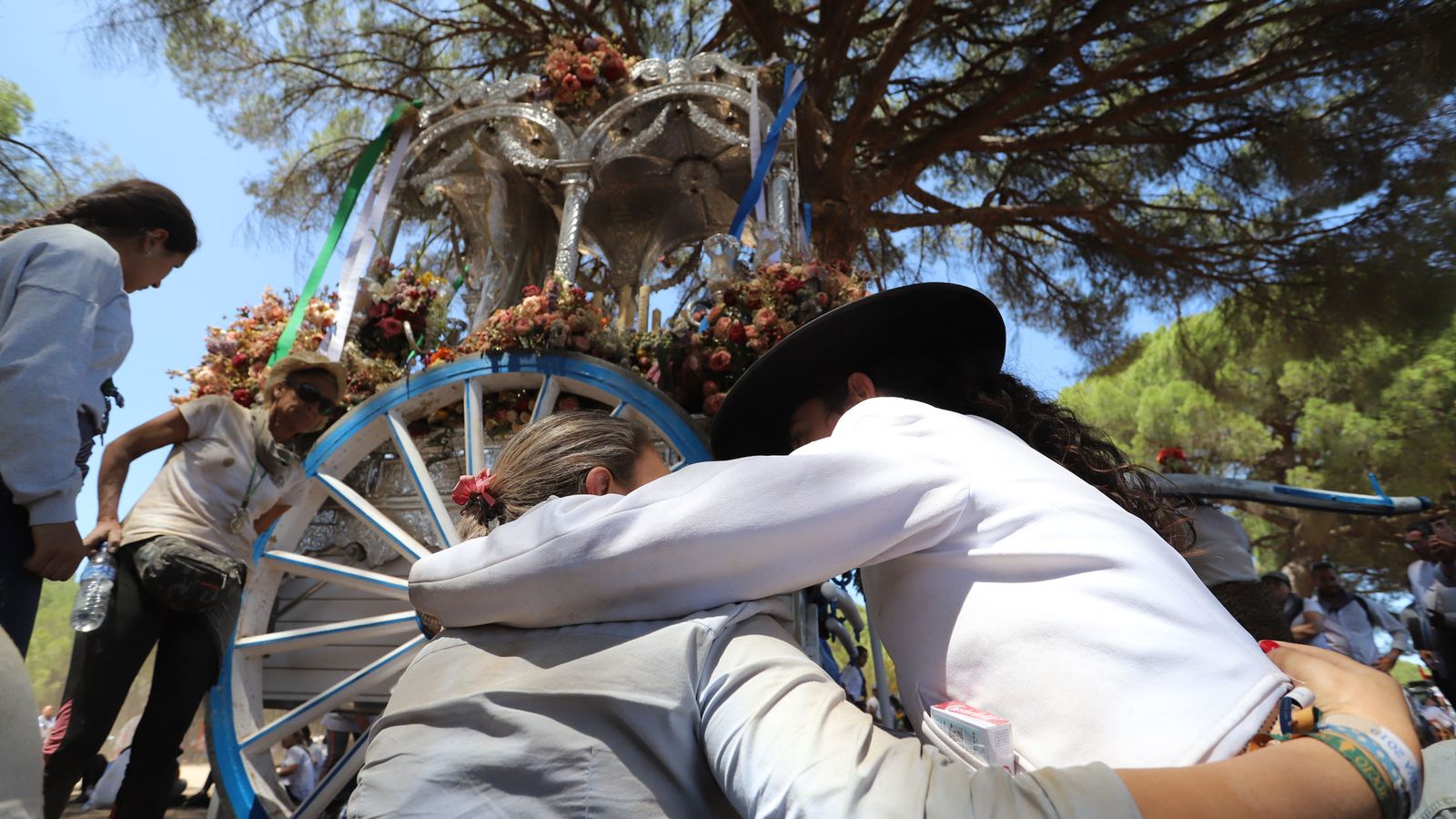 Momentos de fe y emoción junto al Simpecado de la Hermandad de Huelva.